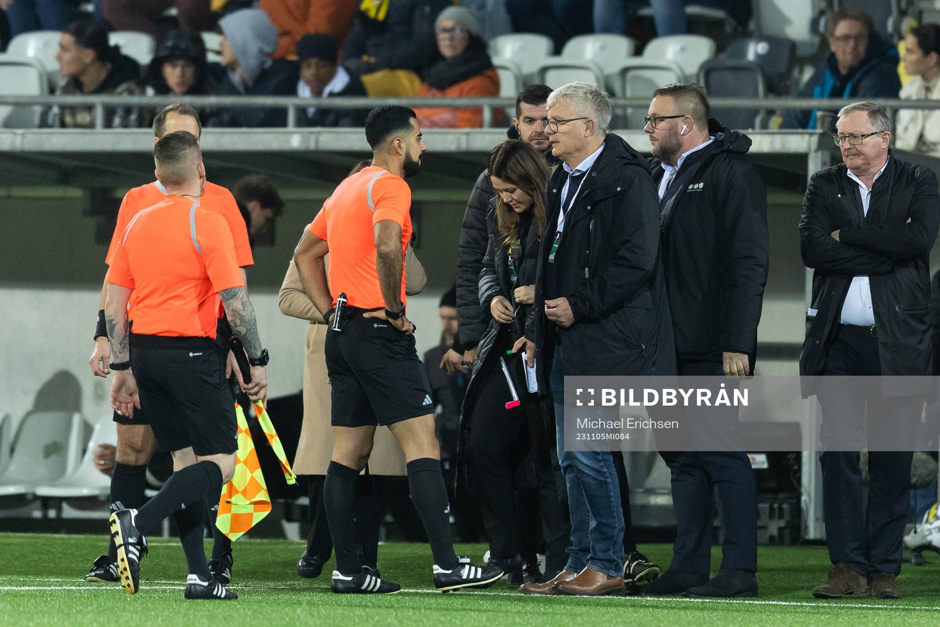 Domare Mohamed Al Hakim samtalar med matchdelegat