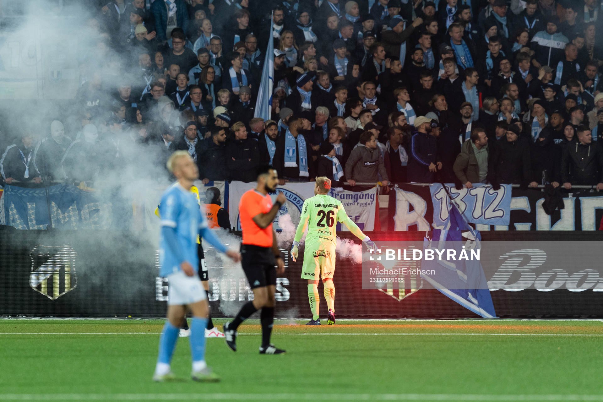 Häckens målvakt Peter Abrahamsson tar bort en bengal