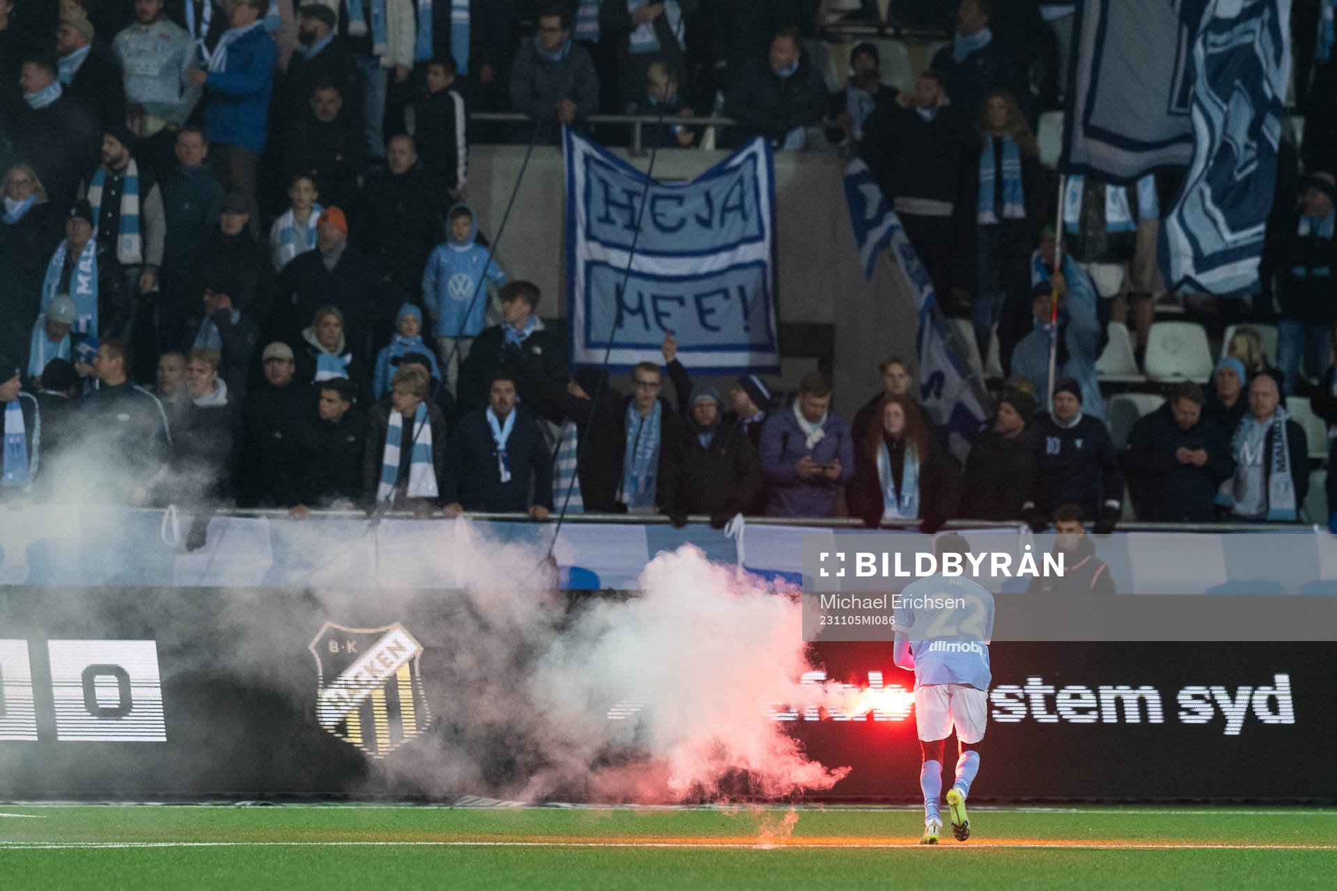 Malmö FFs Taha Ali tar bort en bengal från planen