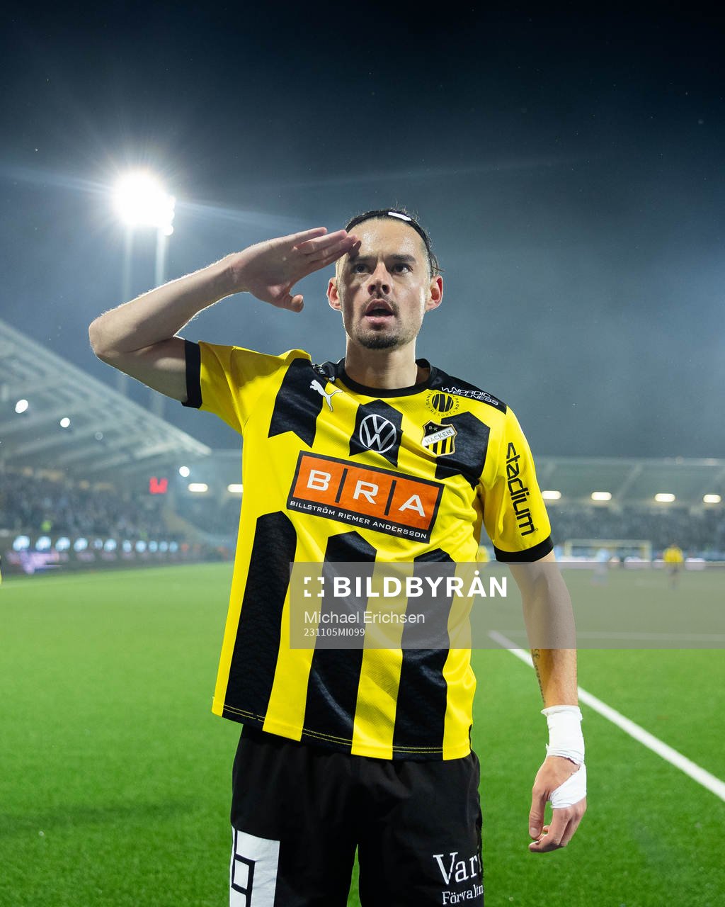 Häckens Amor Layouni jublar