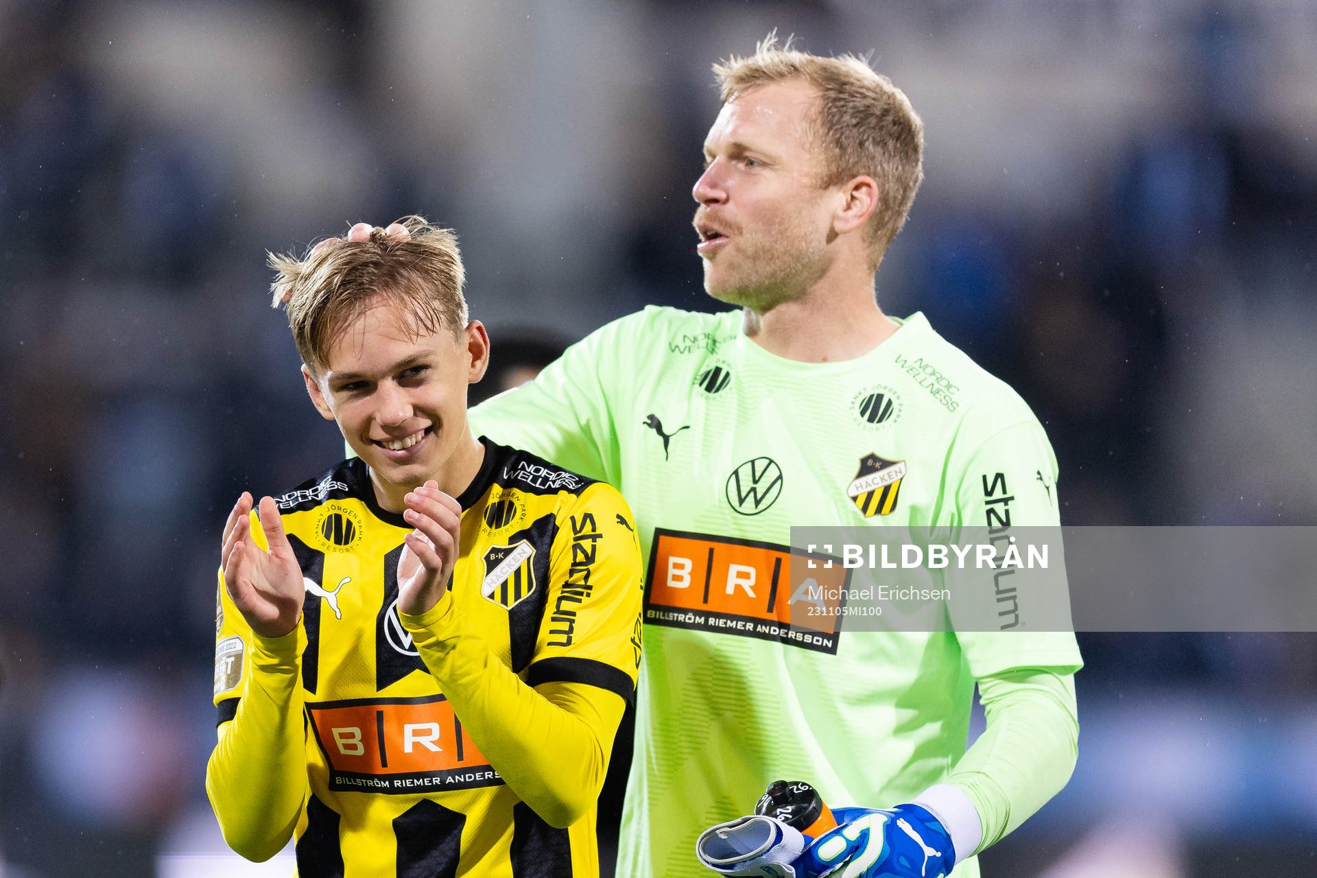 Häckens Pontus Dahbo och målvakt Peter Abrahamsson jublar