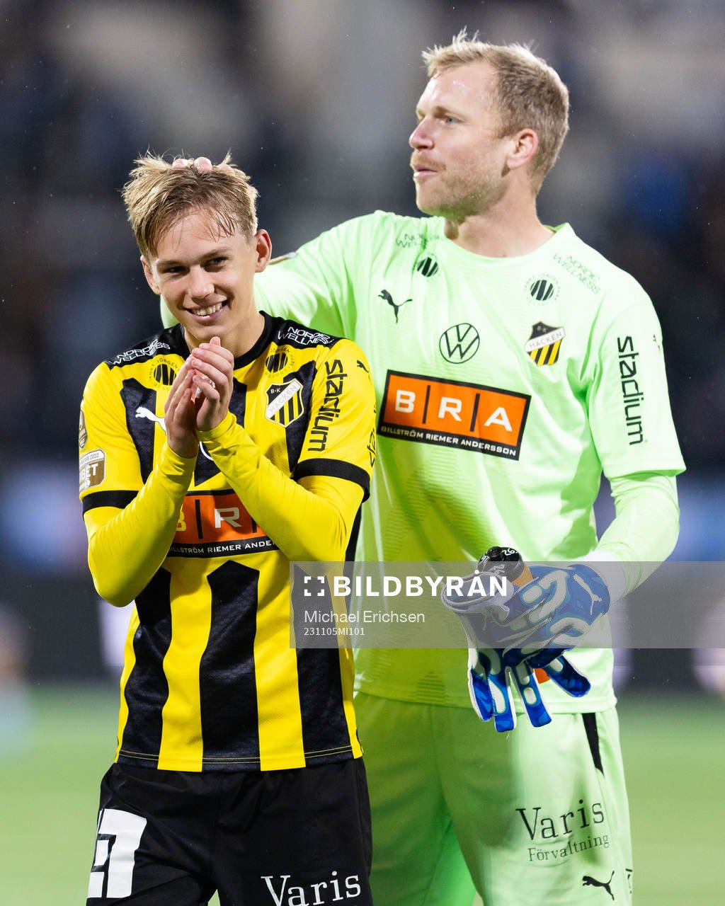 Häckens Pontus Dahbo och målvakt Peter Abrahamsson jublar