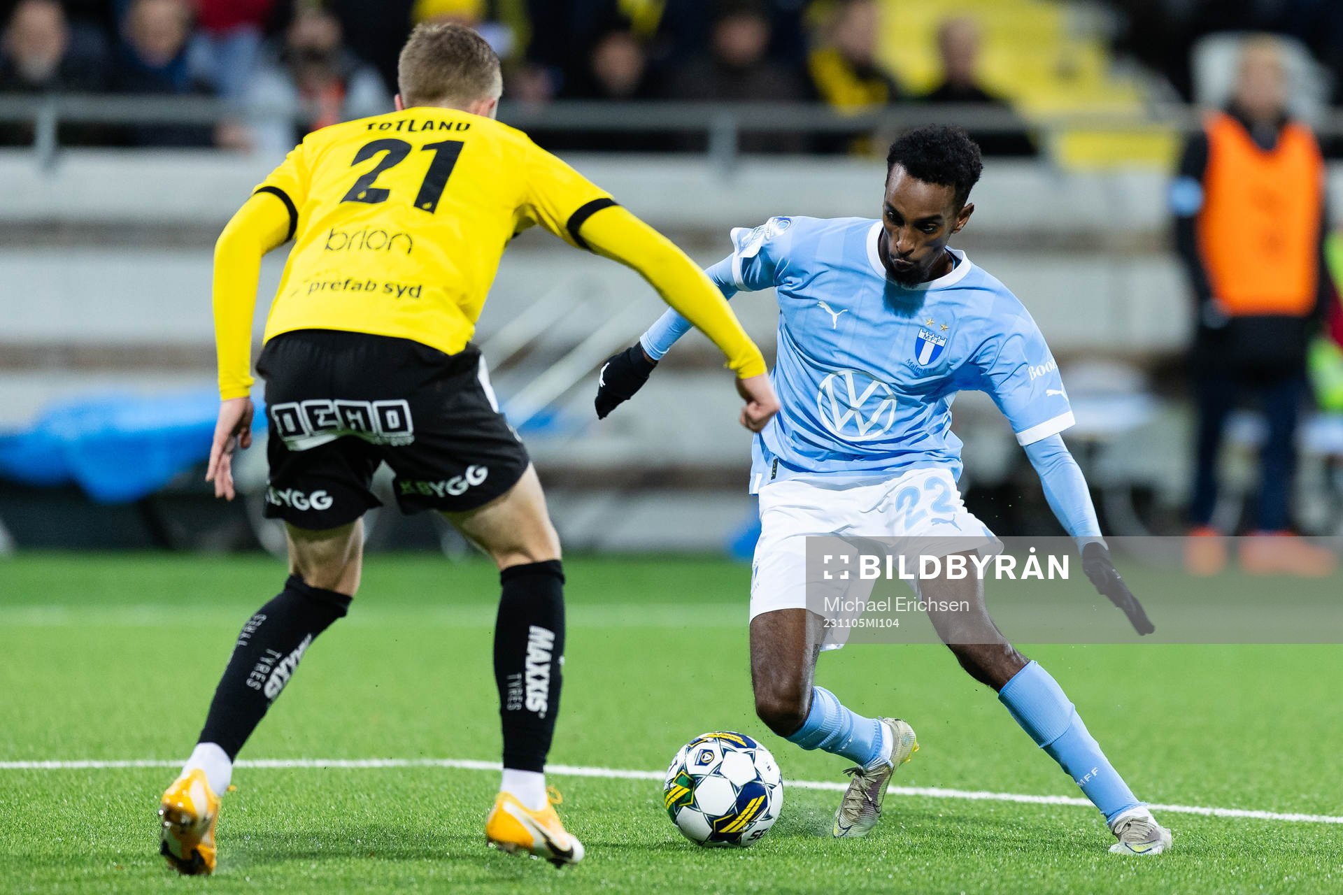 Häckens Tomas Olai Totland och Malmö FFs Taha Ali under fotbollsmatchen i Allsvenskan mellan Häcken och Malmö FF den 5 november 2023 i Göteborg.