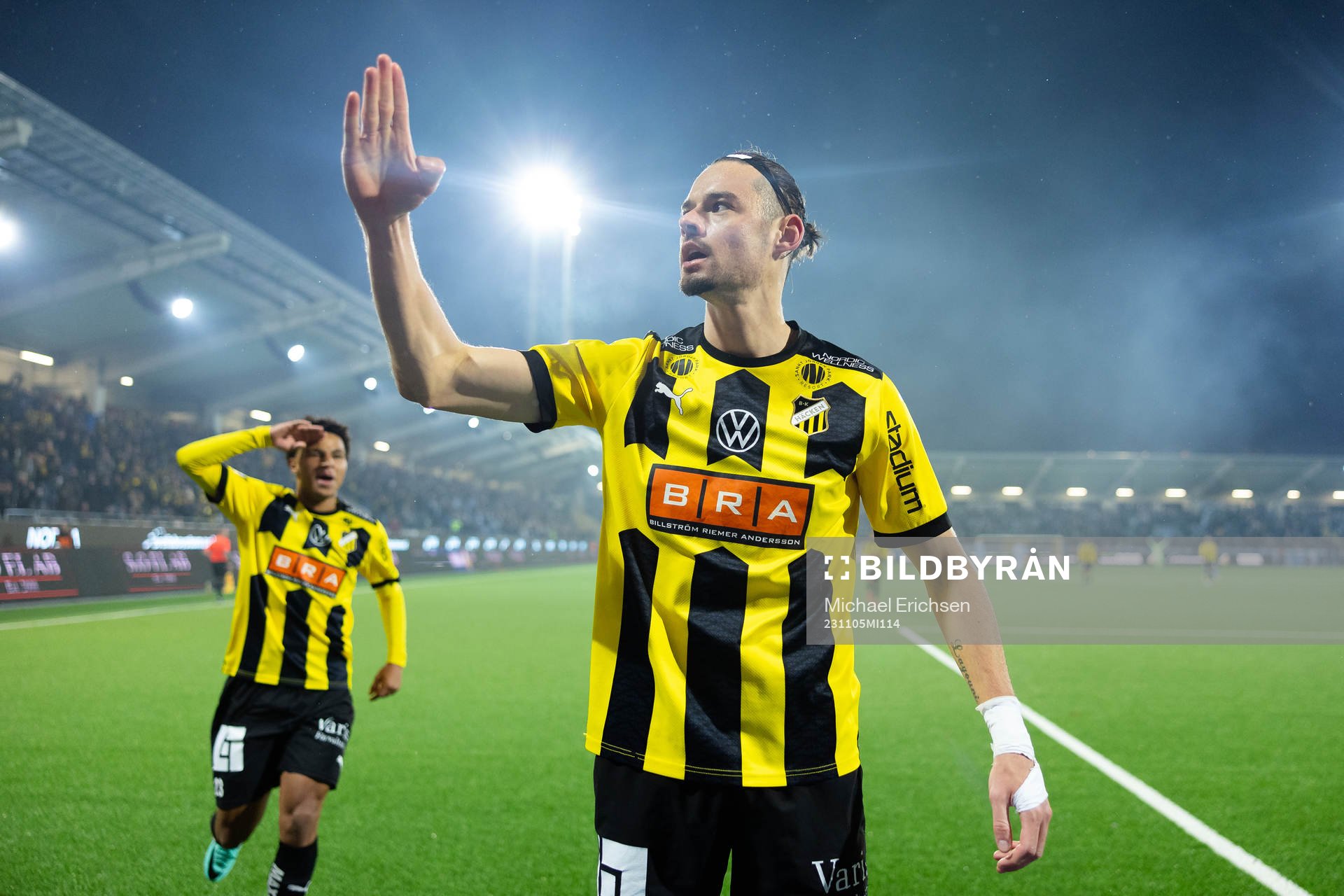 Häckens Amor Layouni jublar