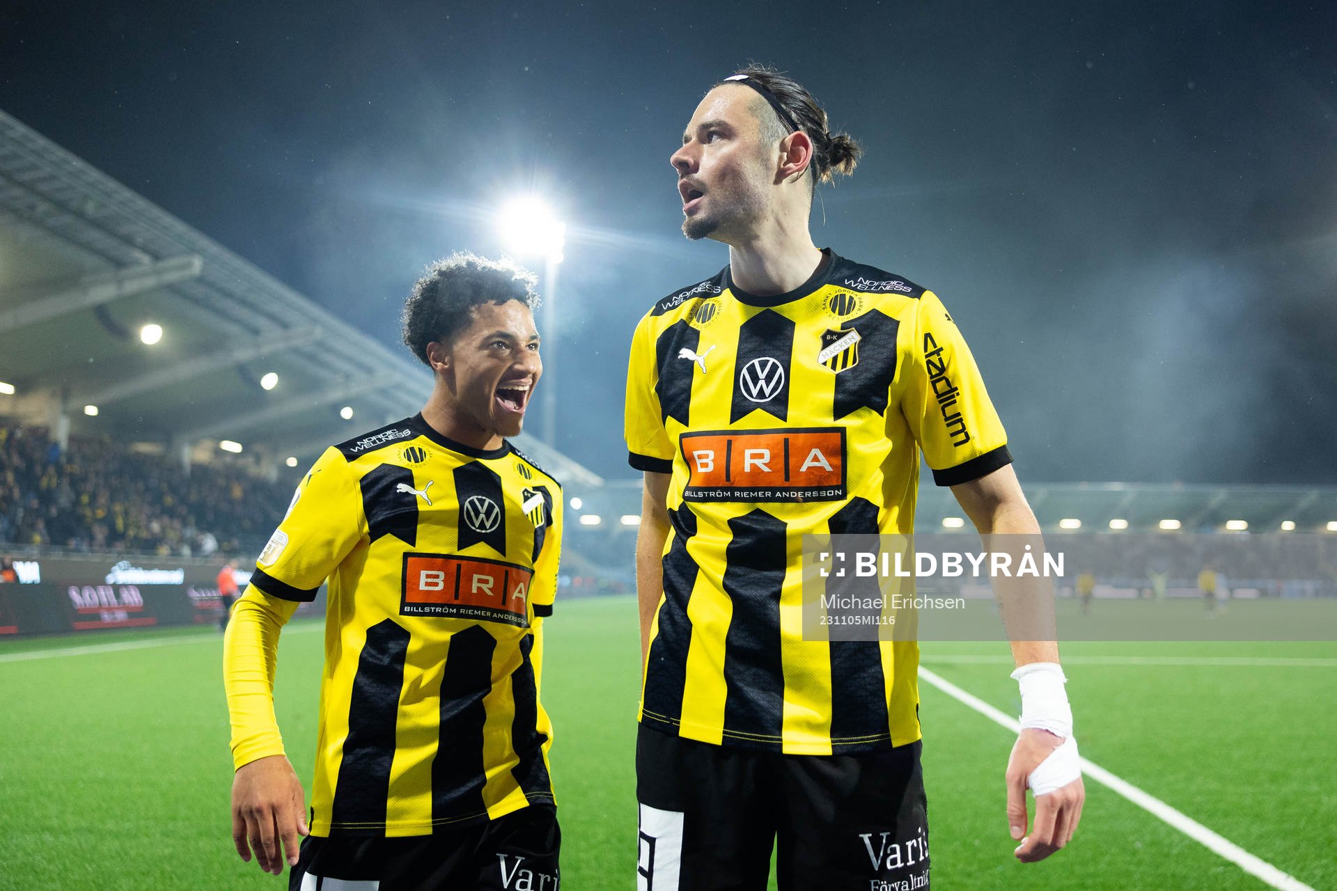 Häckens Amor Layouni jublar ihop med Momodou Lamin Sonko