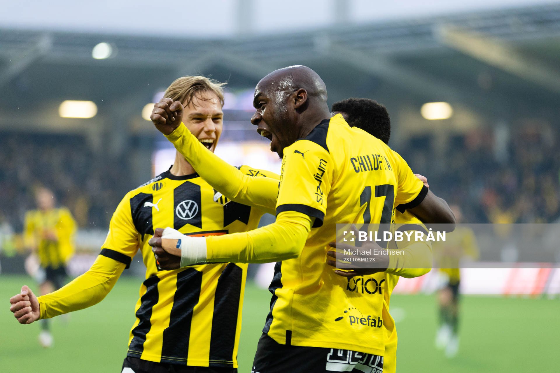 Häckens Edward Chilufya jublar ihop med Pontus Dahbo och