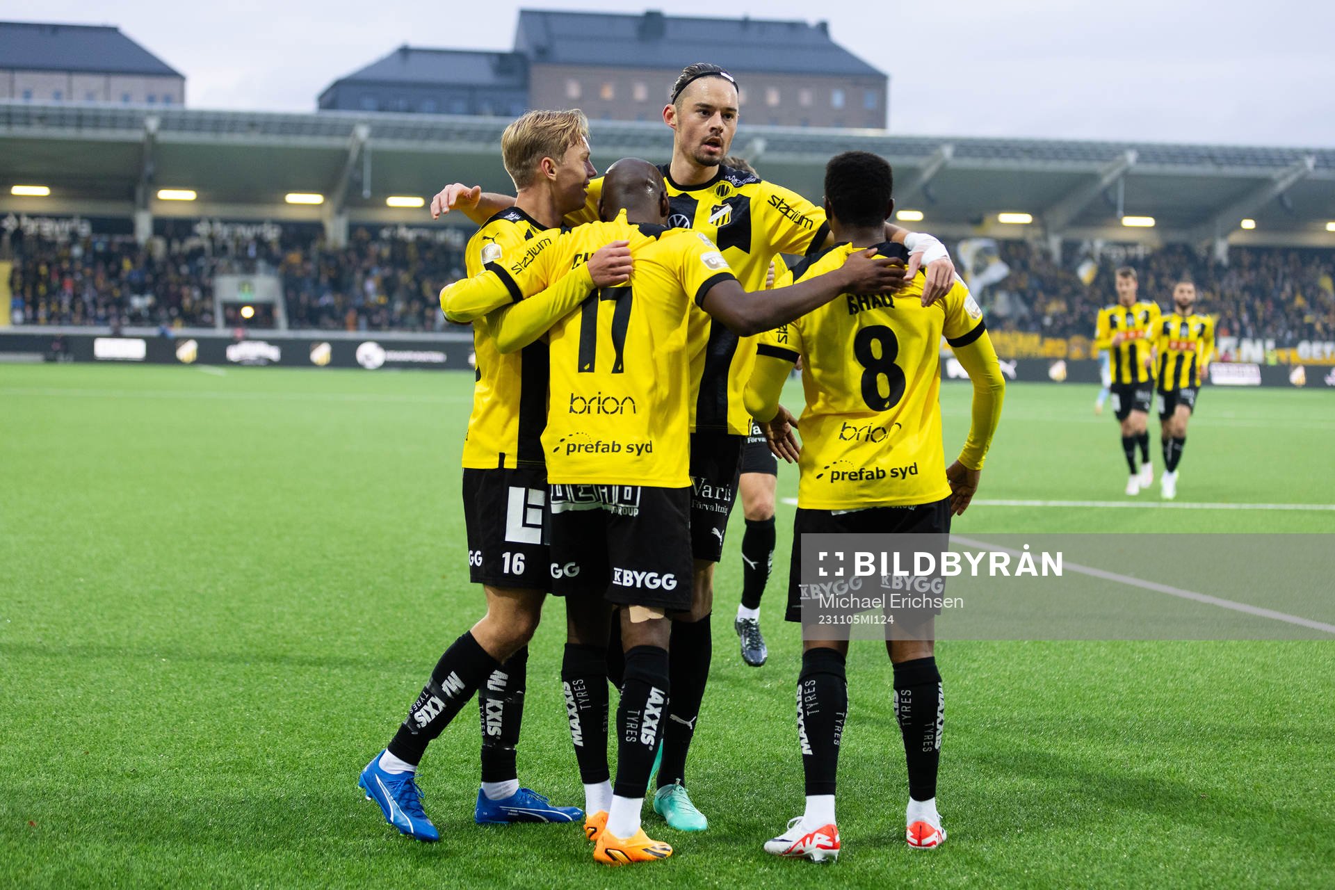 Häckens Edward Chilufya jublar ihop med Amor Layouni,
