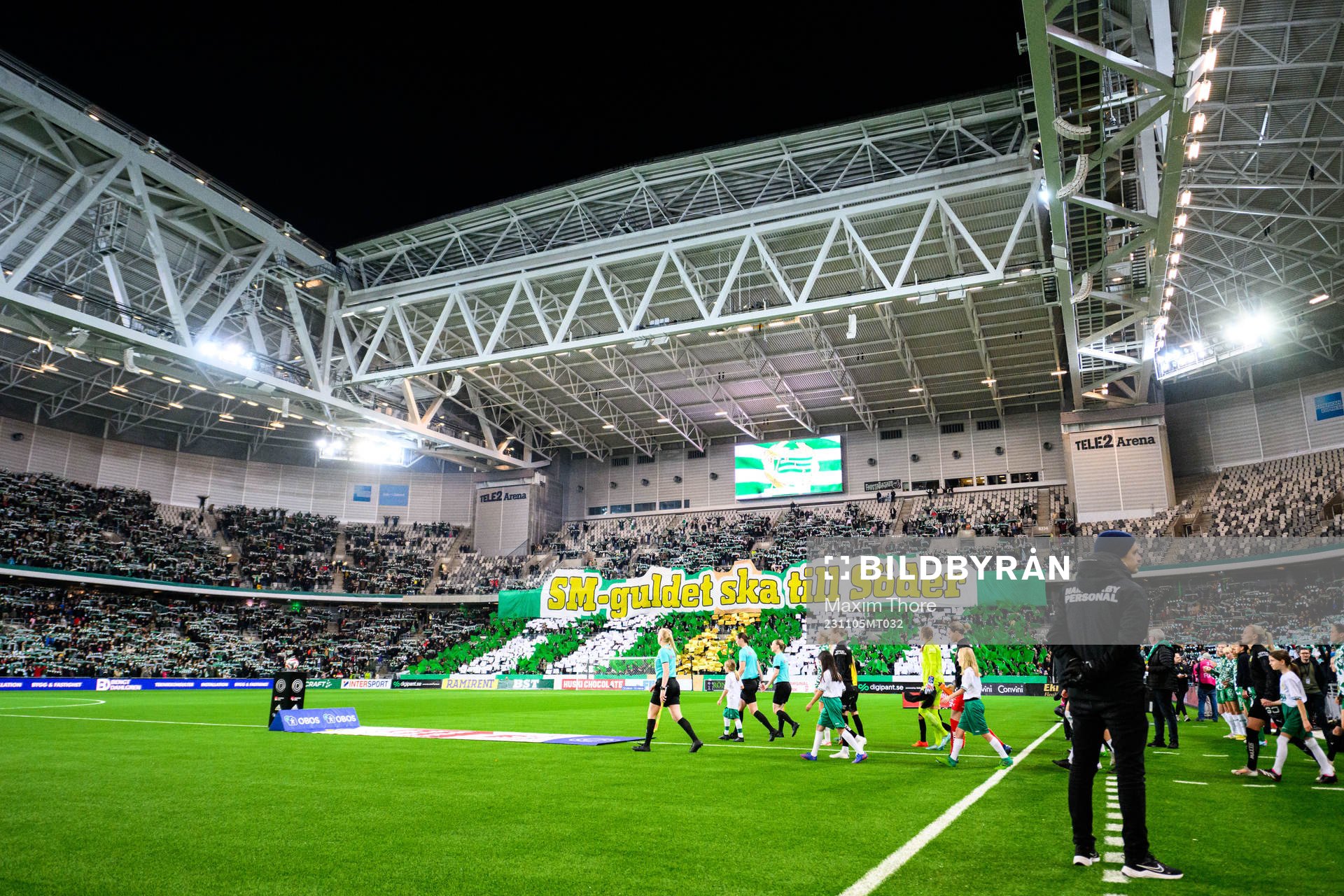 Häckens och Hammarbys spelare gör entré