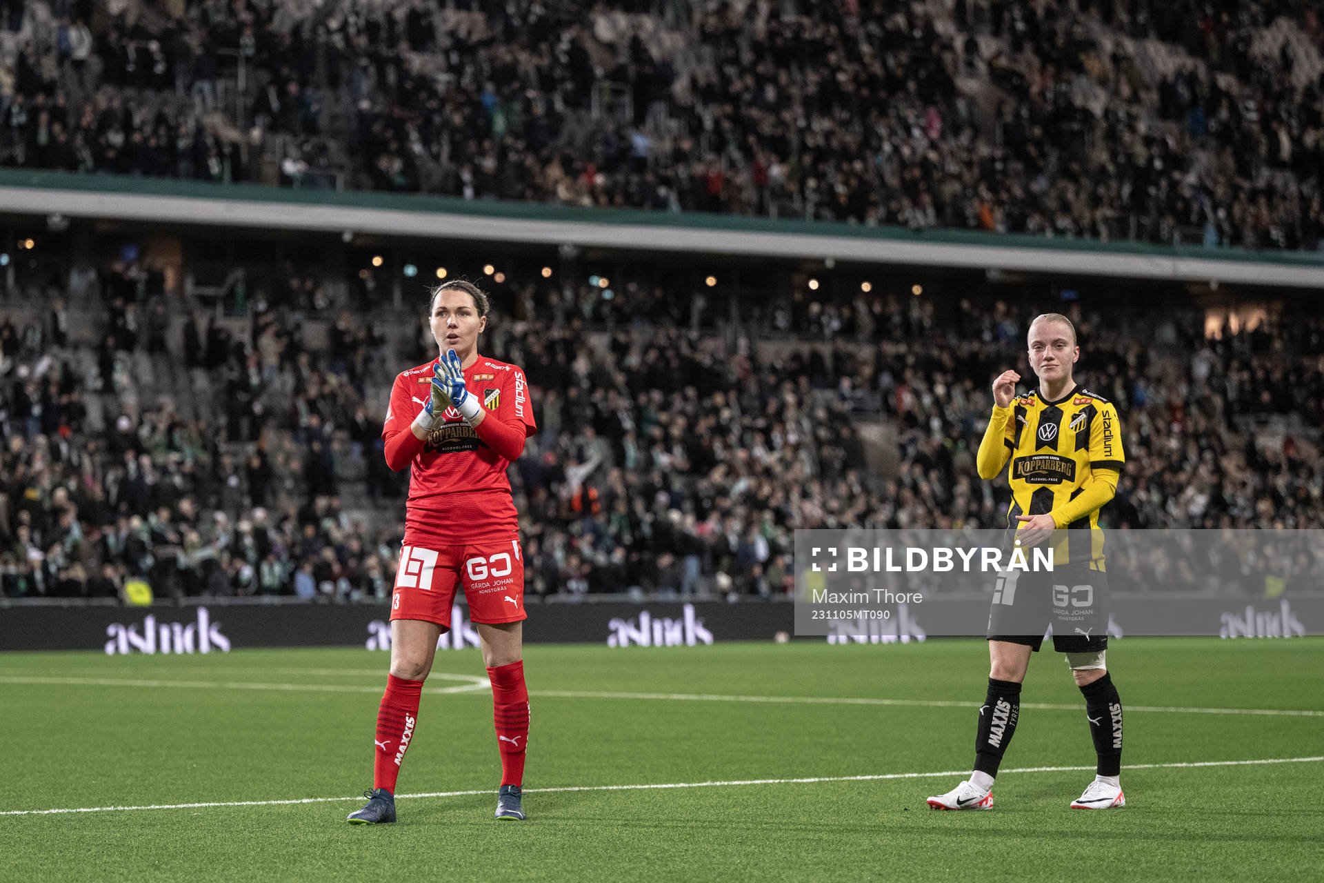 Häckens målvakt Jennifer Falk och Anna Sandberg deppar