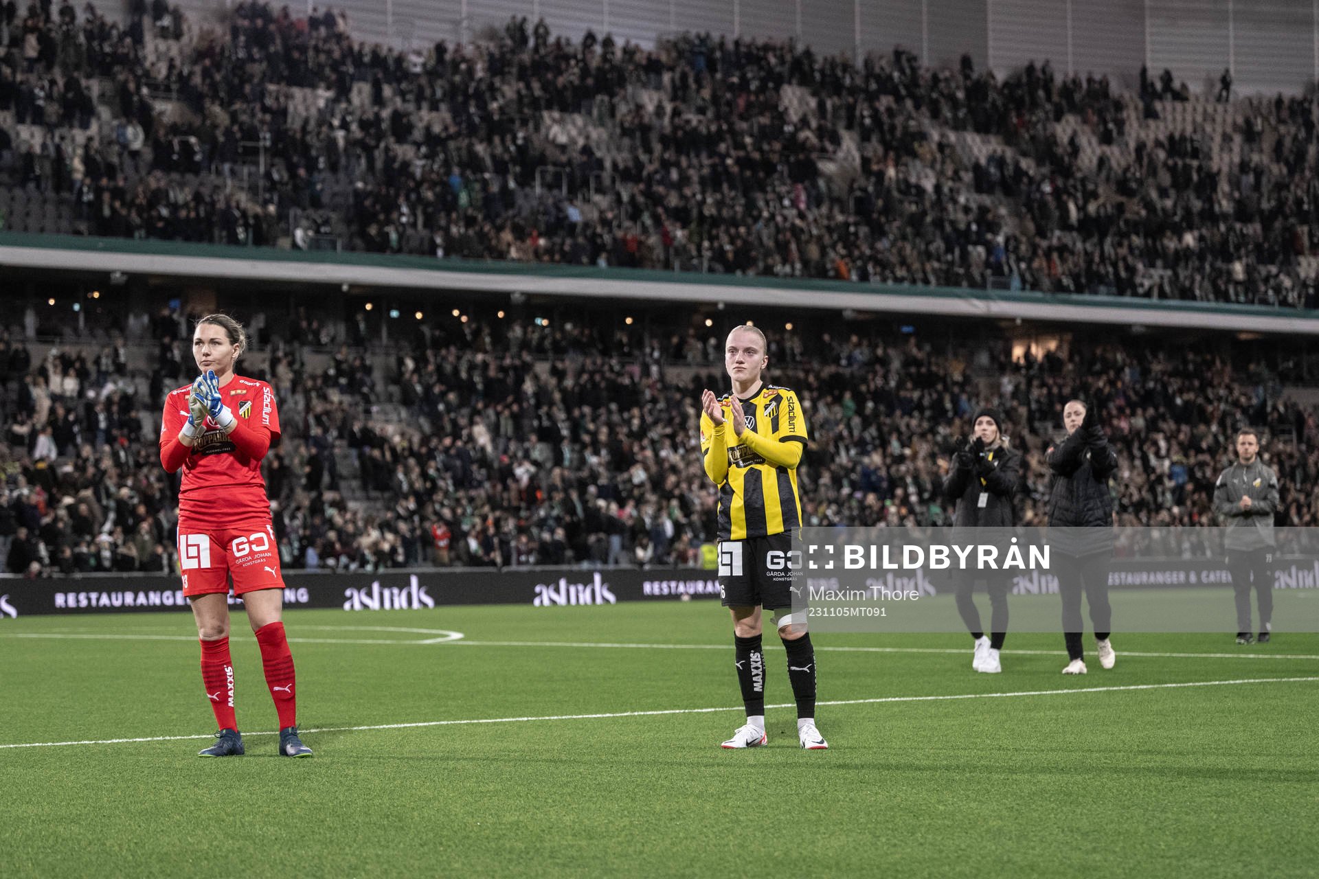 Häckens målvakt Jennifer Falk och Anna Sandberg  deppar