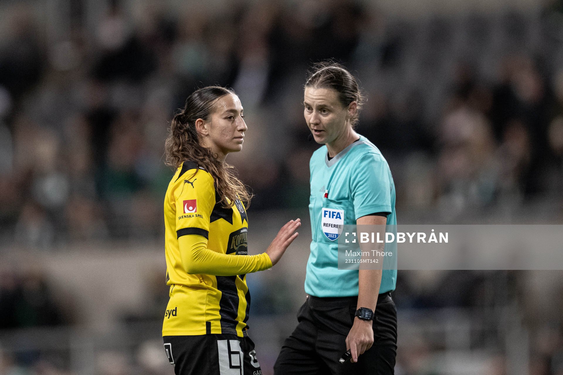 Häckens Rusul Rosa Kafaji och domare Lovisa Johansson