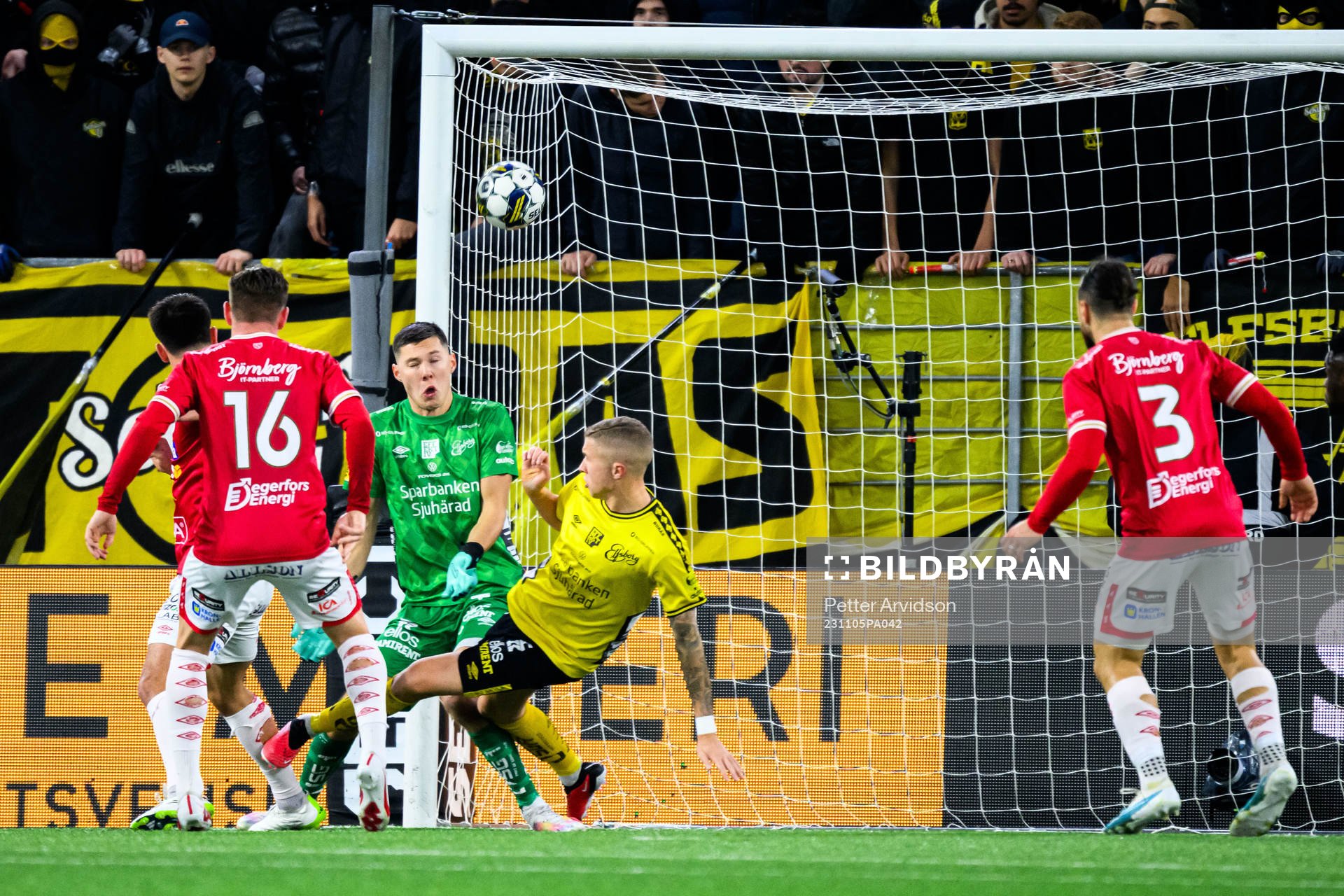 Degerfors Seid Korac gör 0-1 bakom Elfsborgs målvakt