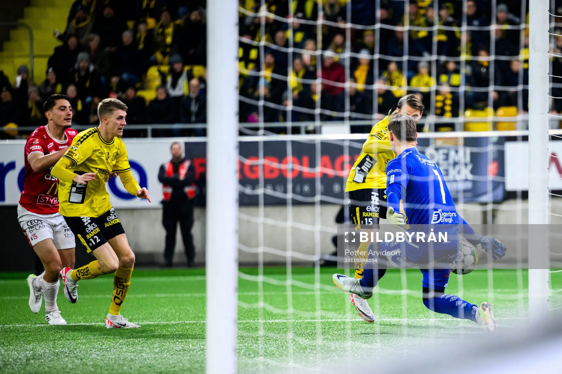 Degerfors målvakt Sondre Lovseth Rossbach räddar under fotbollsmatchen i Allsvenskan mellan Elfsborg och Degerfors den 5 november 2023 i Borås.