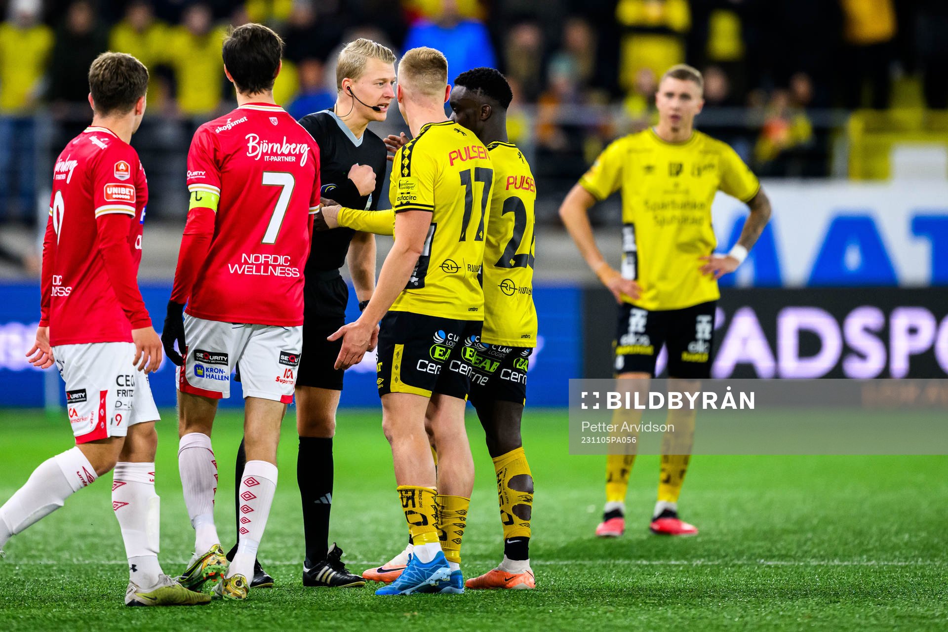 Domare Adam Ladebäck i samtal med Elfsborgs Emmanuel