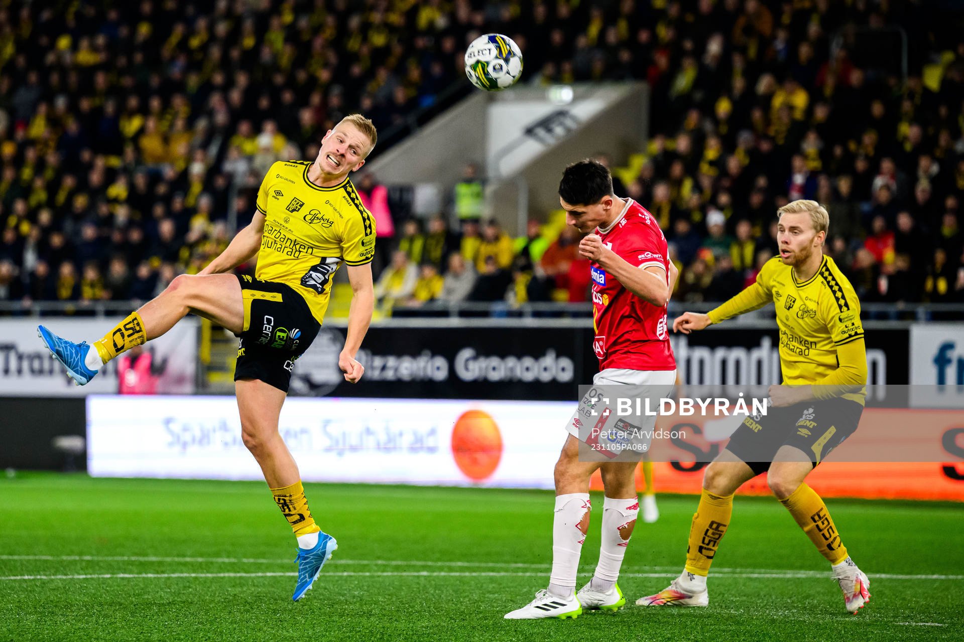Elfsborgs Per Frick och Sveinn Guðjohnsen under fotbollsmatchen i Allsvenskan mellan Elfsborg och Degerfors den 5 november 2023 i Borås.
