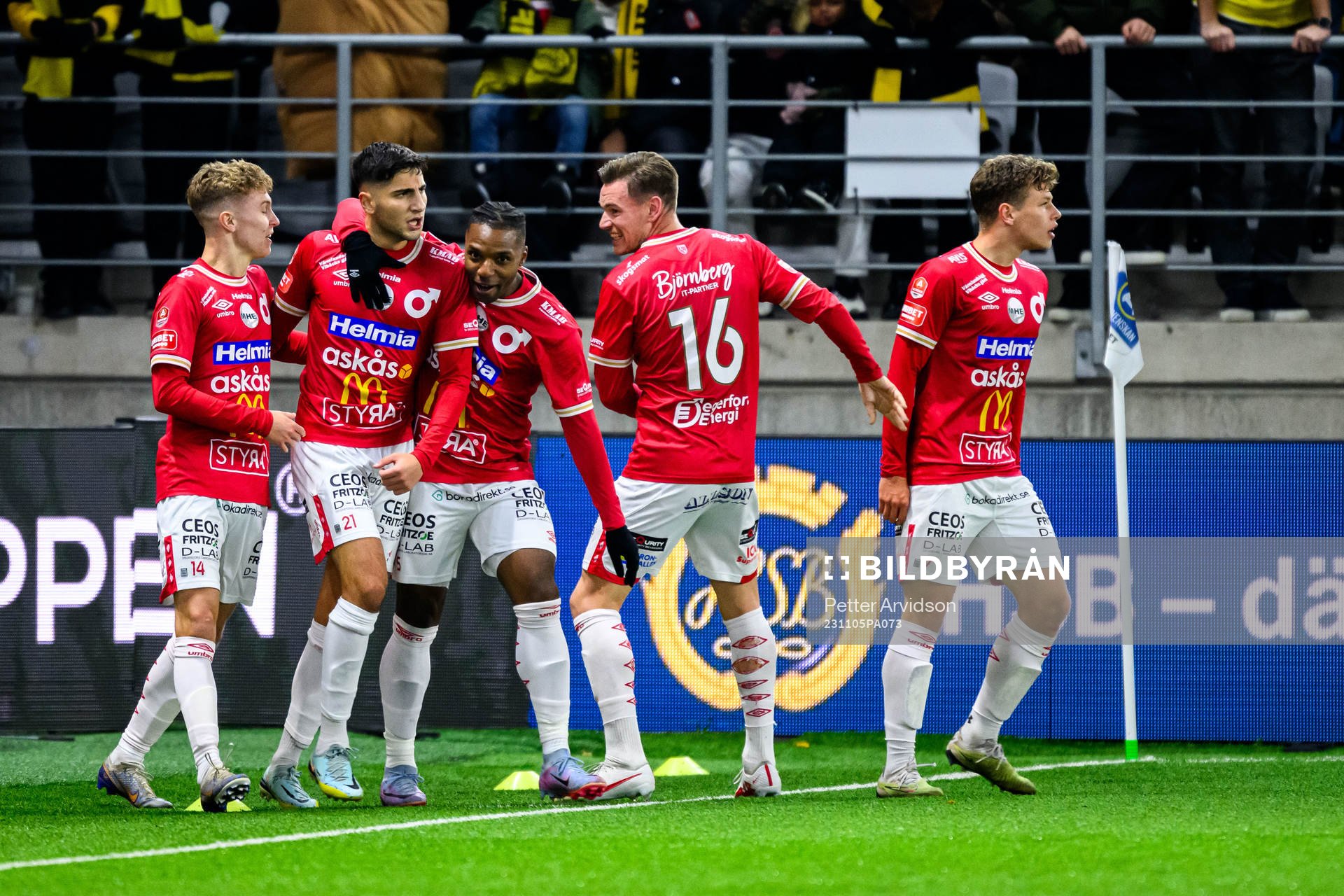 Degerfors Peter Gwargis jublar efter 1-2 under fotbollsmatchen i Allsvenskan mellan Elfsborg och Degerfors den 5 november 2023 i Borås.