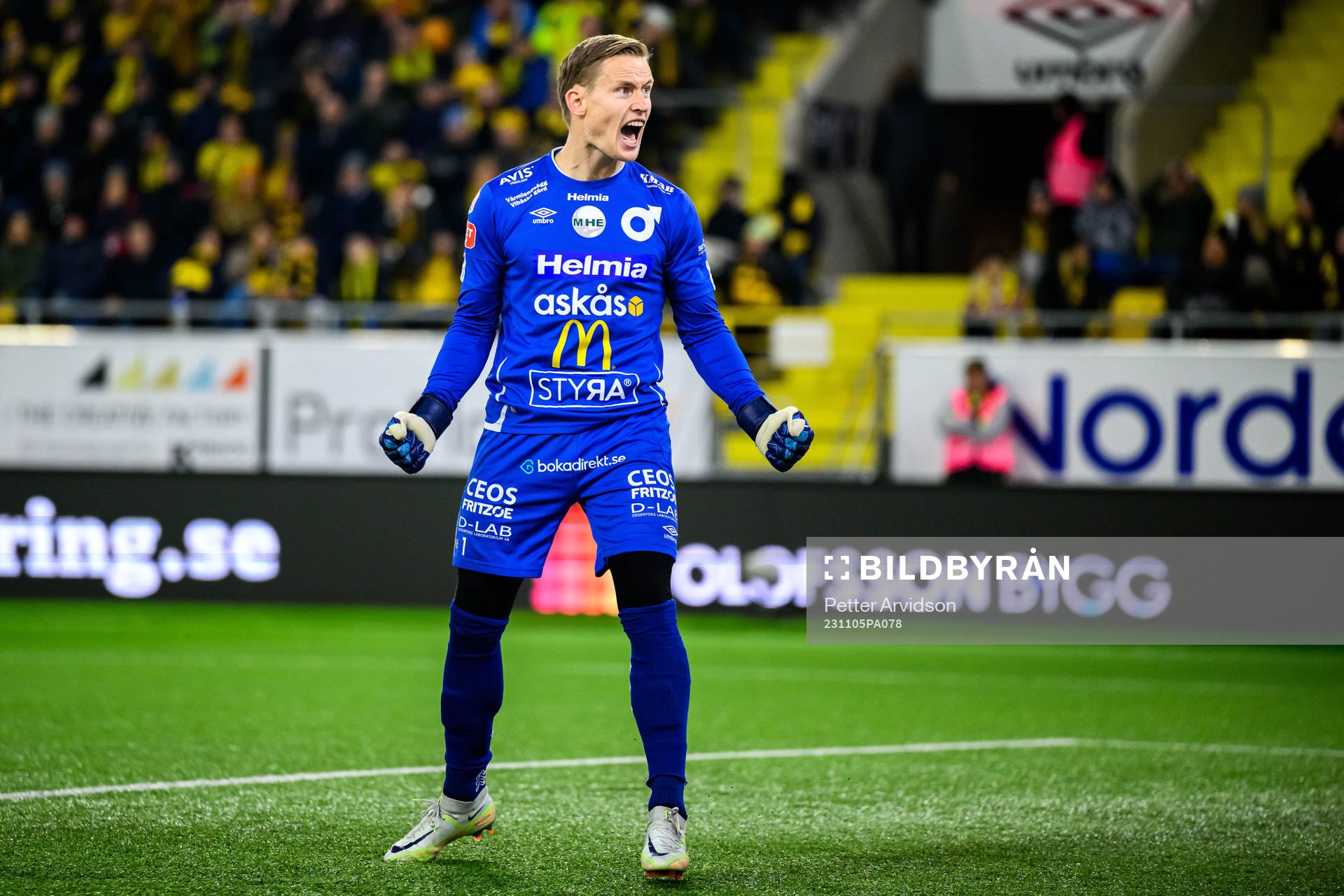 Degerfors målvakt Sondre Lovseth Rossbach jublar