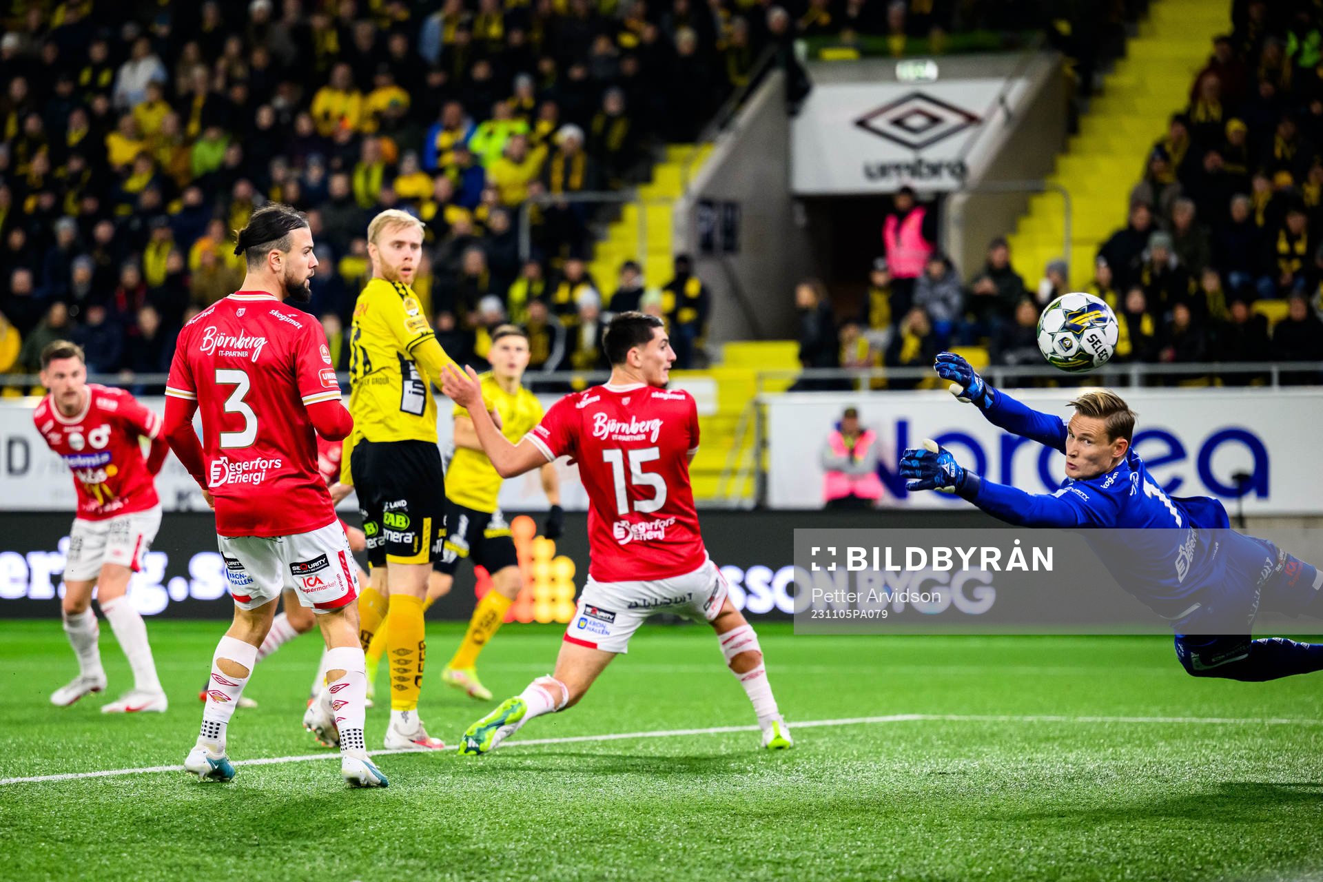 Degerfors målvakt Sondre Lovseth Rossbach räddar under fotbollsmatchen i Allsvenskan mellan Elfsborg och Degerfors den 5 november 2023 i Borås.