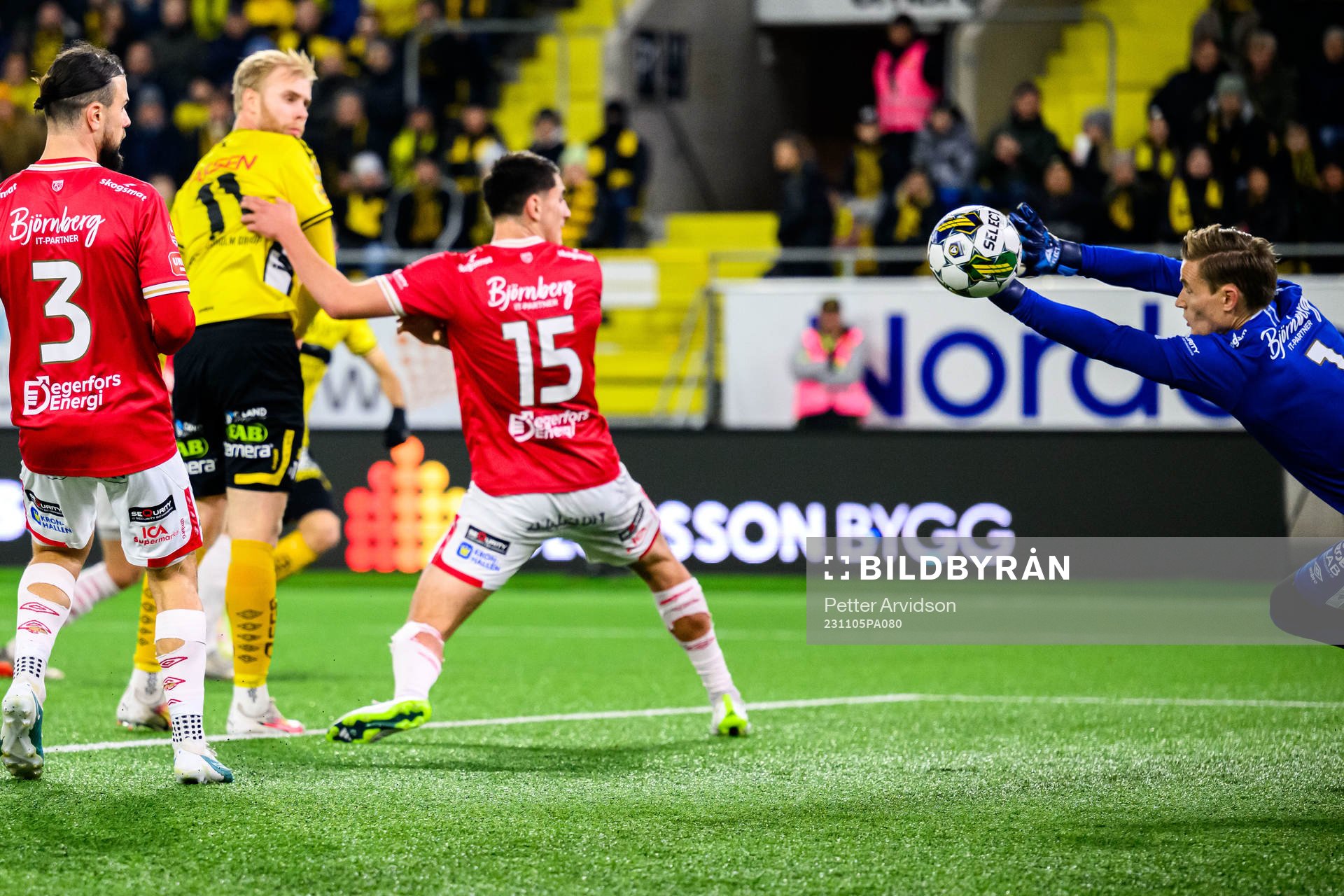 Degerfors målvakt Sondre Lovseth Rossbach räddar under fotbollsmatchen i Allsvenskan mellan Elfsborg och Degerfors den 5 november 2023 i Borås.
