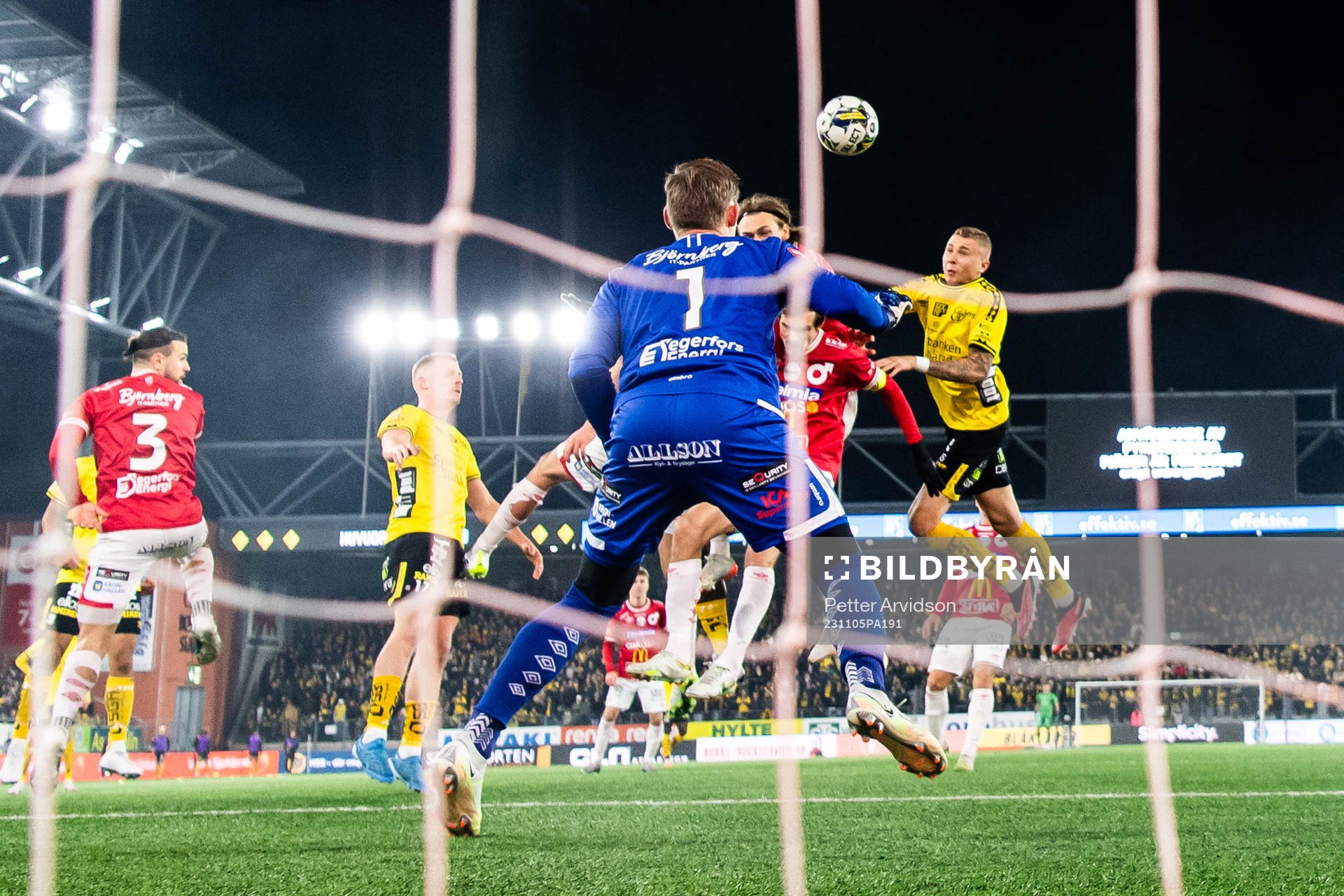 Elfsborgs Sebastian Holmen nickar in 1-1 målet bakom
