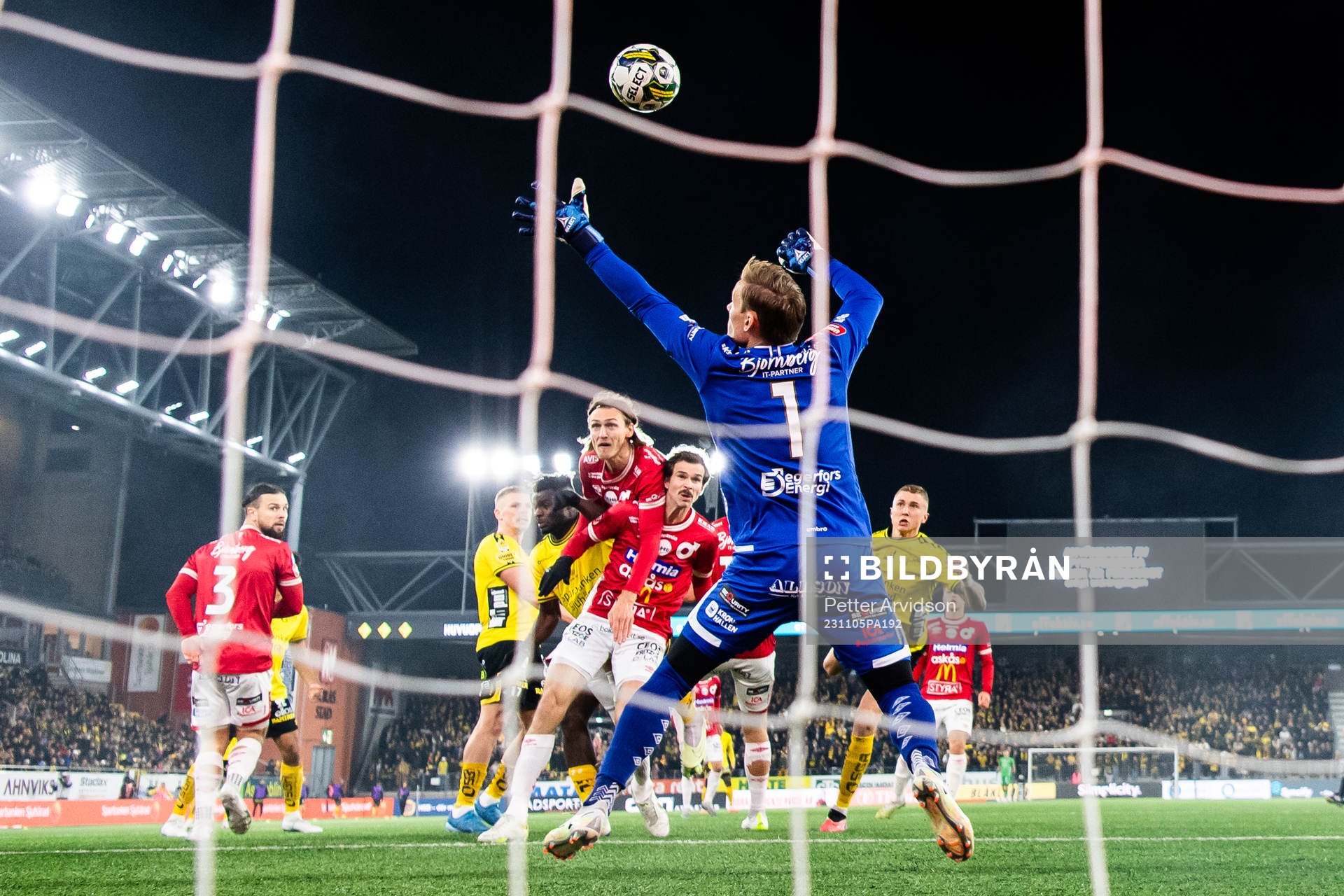 Elfsborgs Sebastian Holmen nickar in 1-1 målet bakom