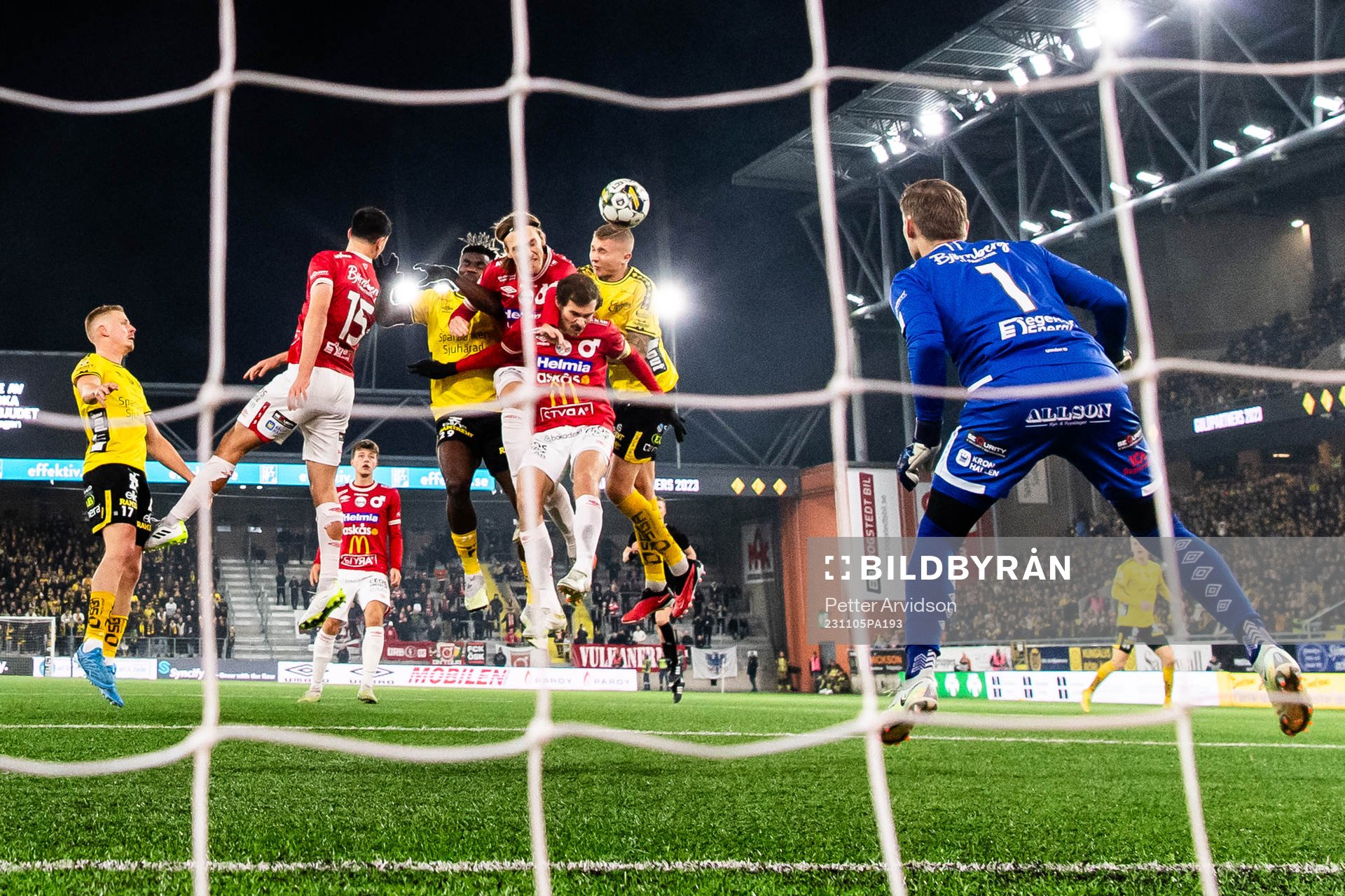 Elfsborgs Sebastian Holmen nickar in 1-1 målet bakom