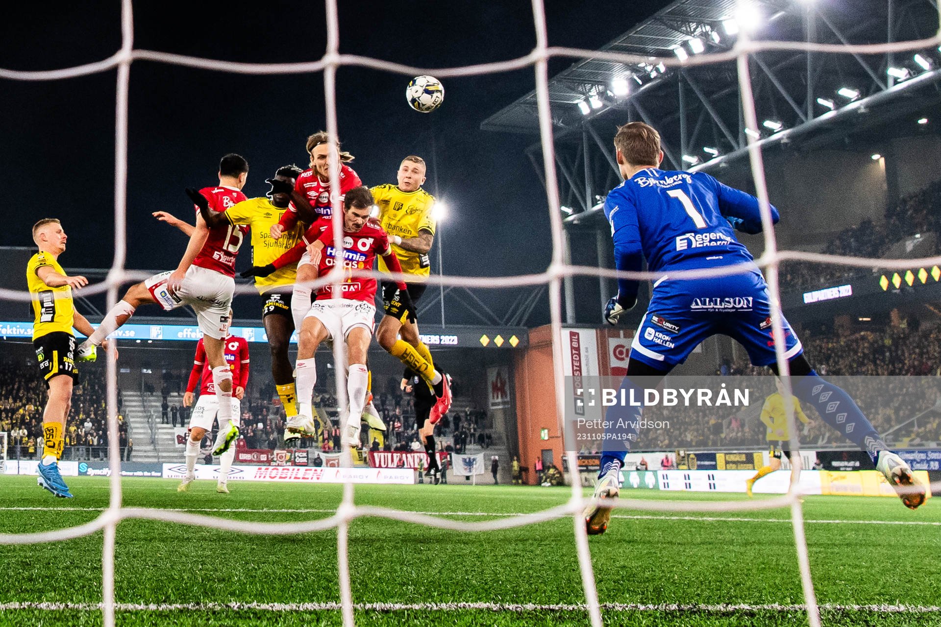 Elfsborgs Sebastian Holmen nickar in 1-1 målet bakom