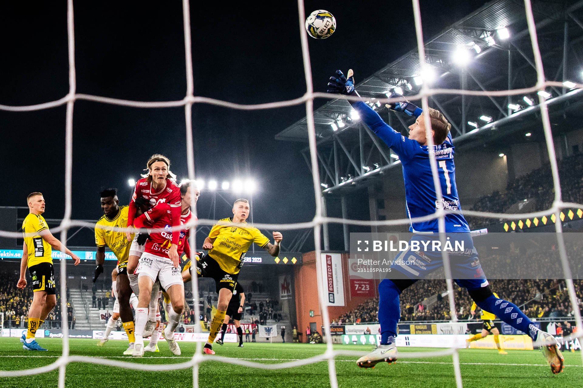 Elfsborgs Sebastian Holmen nickar in 1-1 målet bakom