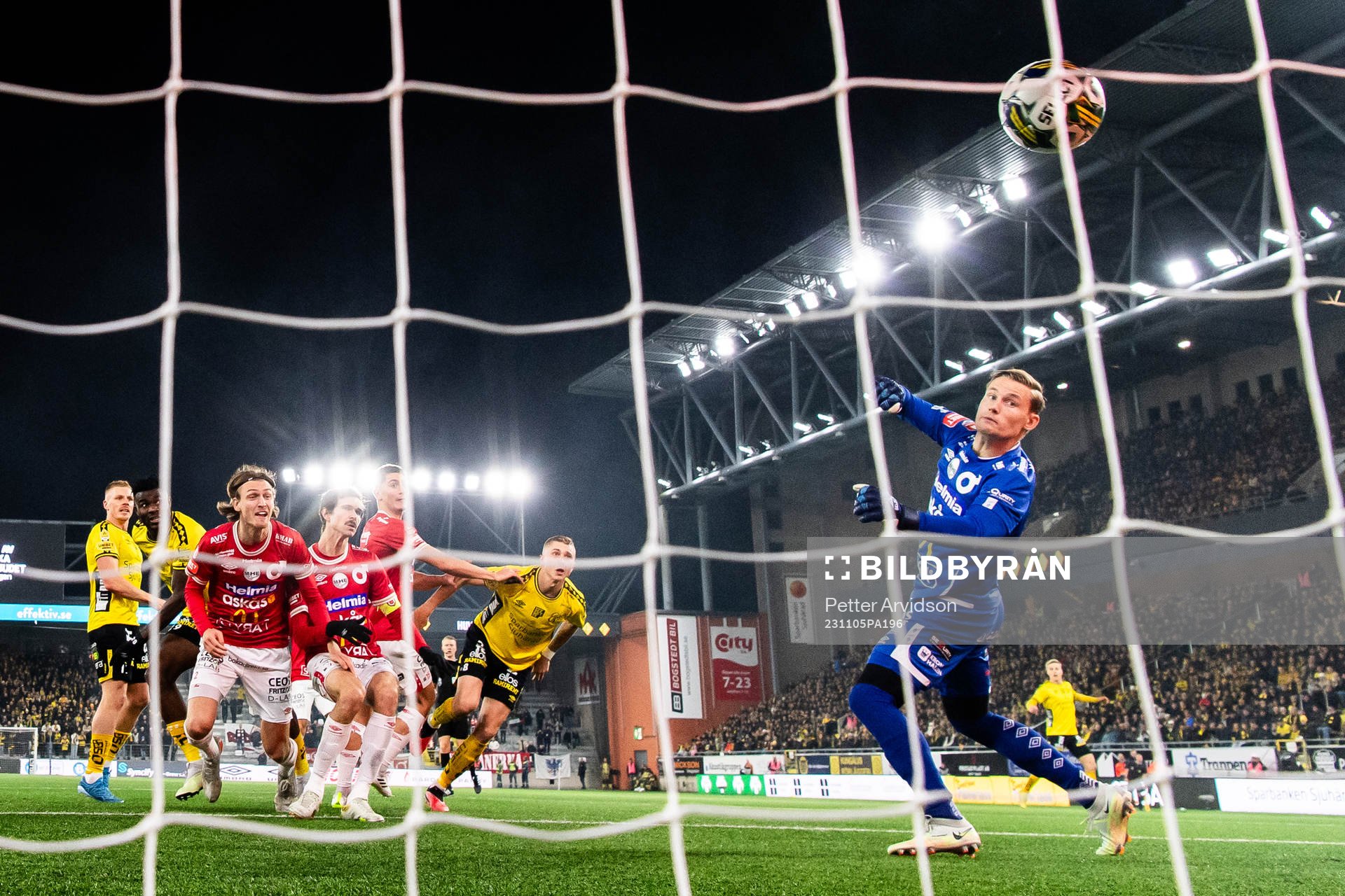 Elfsborgs Sebastian Holmen nickar in 1-1 målet bakom Degerfors målvakt Sondre Lovseth Rossbach under fotbollsmatchen i Allsvenskan mellan Elfsborg och Degerfors den 5 november 2023 i Borås.