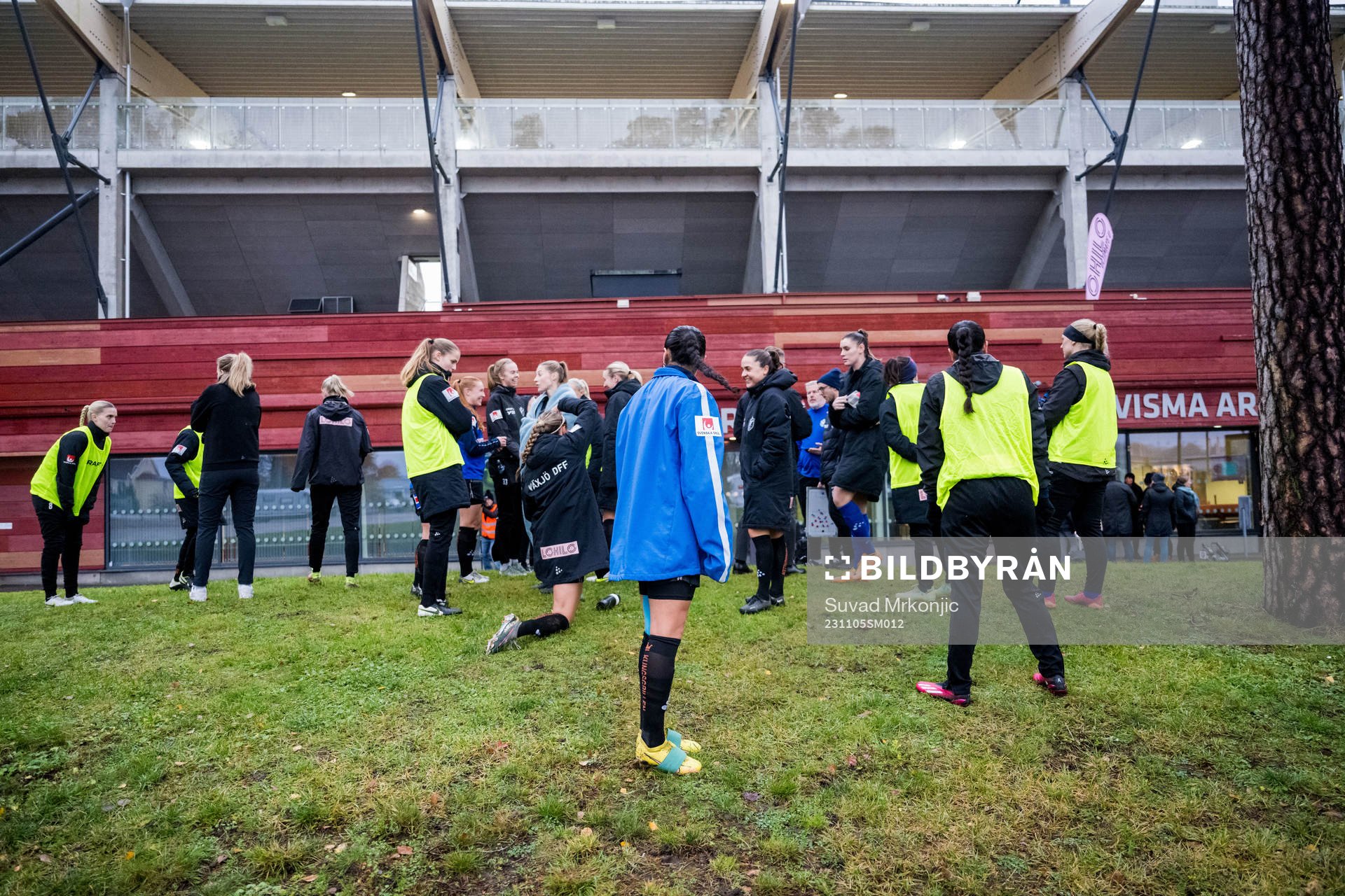 Växjö DFFs spelare utanför arenan p g a brandlarm