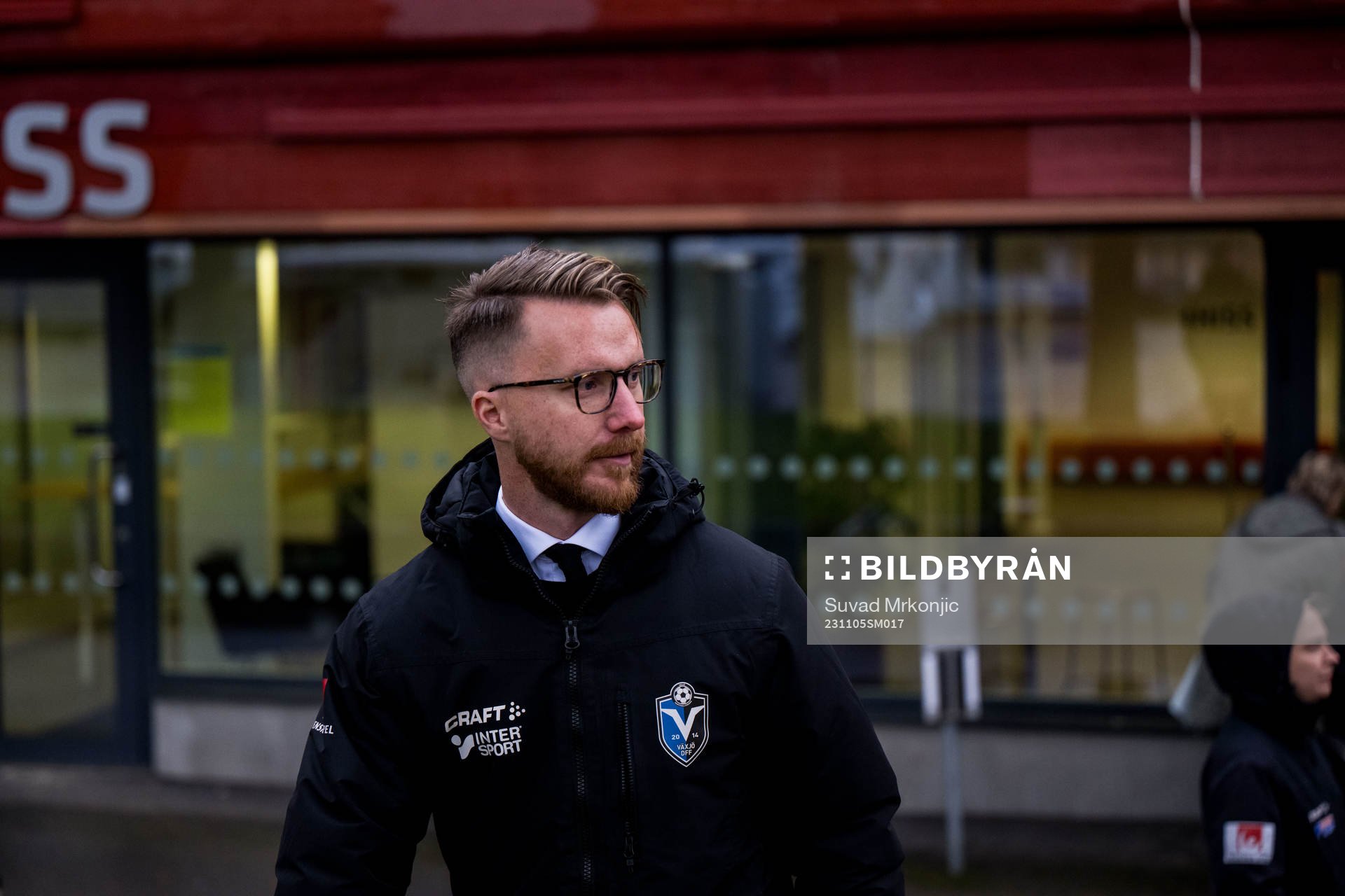 Växjö DFFs huvudtränare Olof Unogård utanför arenan p