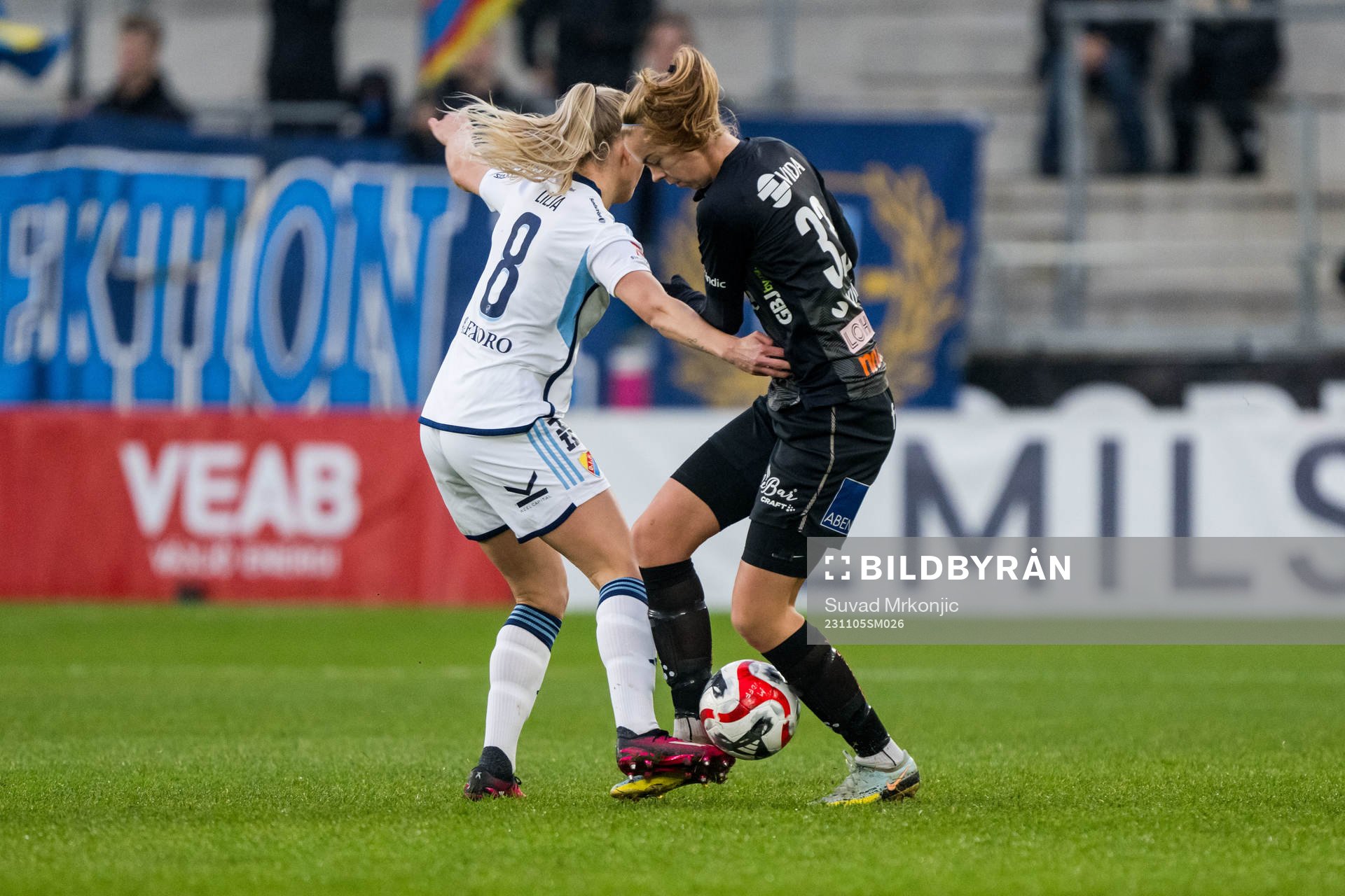 Djurgårdens Nellie Lilja och Växjö DFFs Elin Nilsson