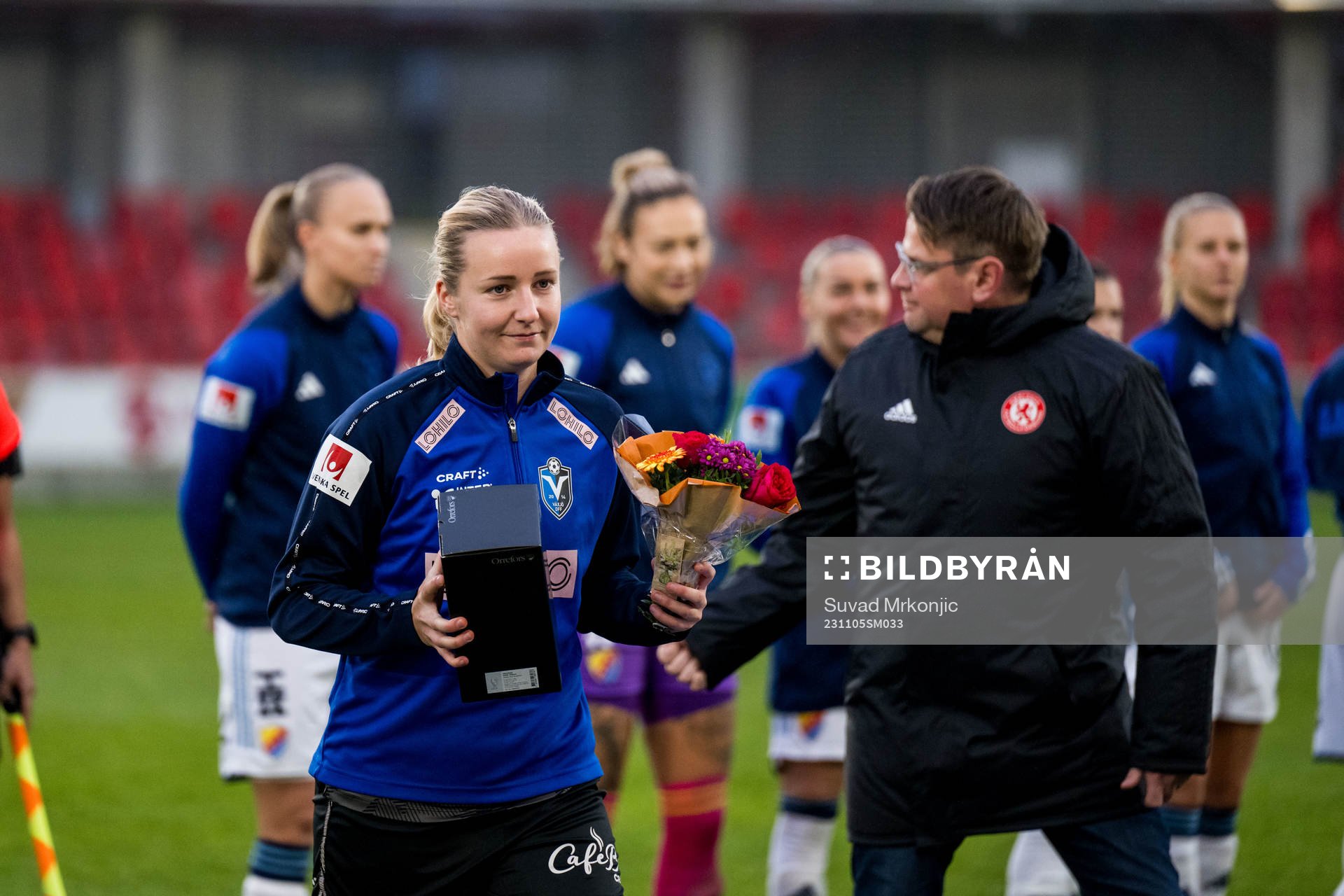 Växjö DFFs Alexandra Jonasson fick pris under fotbollsmatchen i Damallsvenskan mellan Växjö DFF och Djurgården den 5 november 2023 i Växjö.
