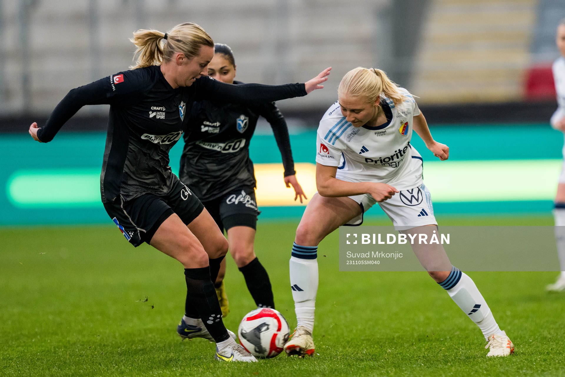 Växjö DFFs Alexandra Jonasson och Djurgårdens Stinalisa Johansson under fotbollsmatchen i Damallsvenskan mellan Växjö DFF och Djurgården den 5 november 2023 i Växjö.