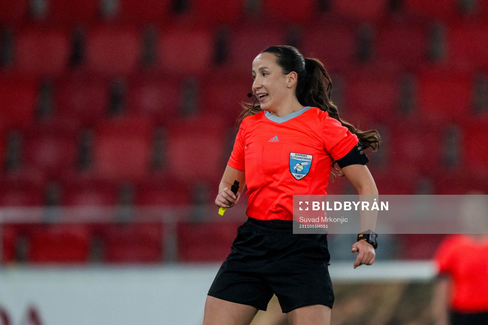 Domare Selma Griberg under fotbollsmatchen i Damallsvenskan mellan Växjö DFF och Djurgården den 5 november 2023 i Växjö. 
