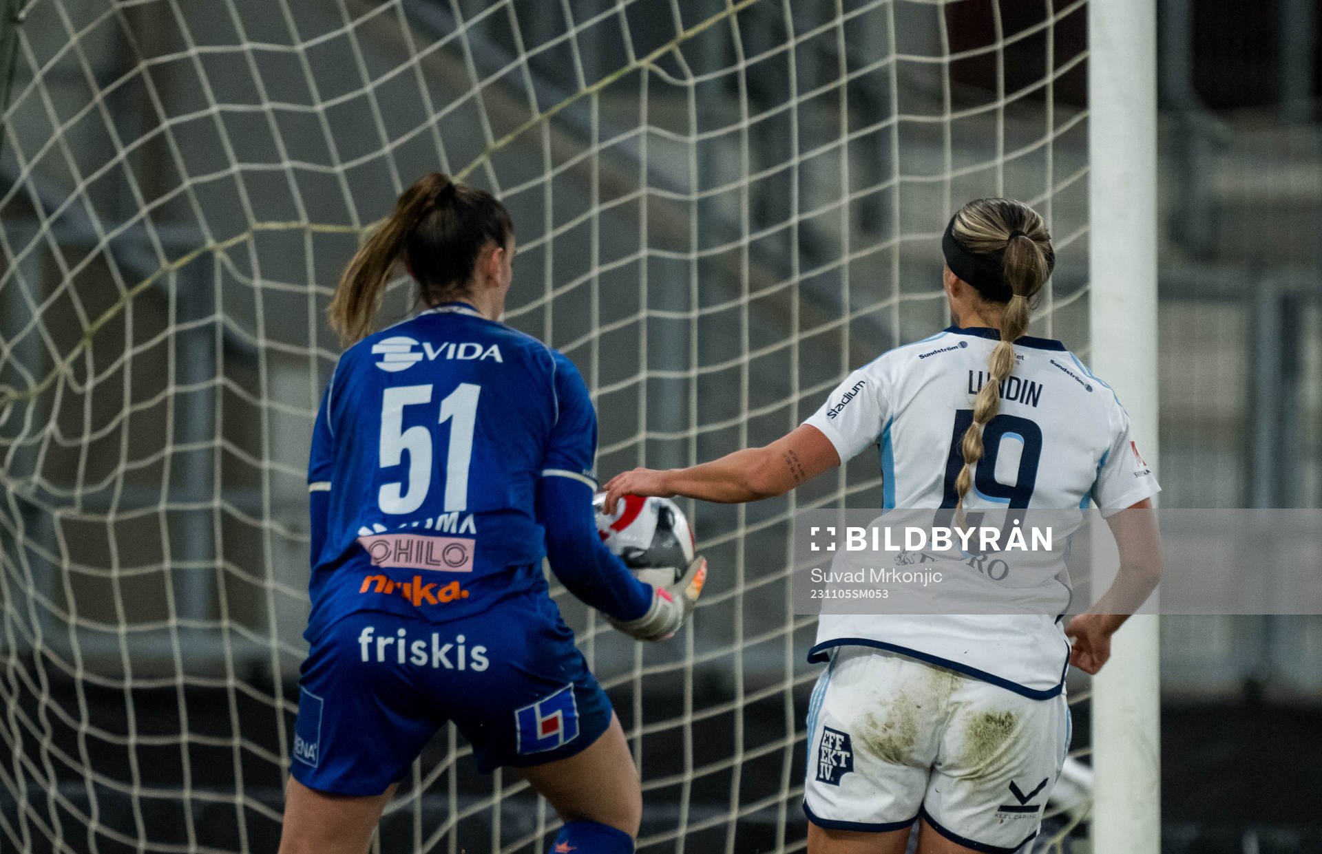 Växjö DFFs målvakt Hensley Hancuff och Djurgårdens Lova Lundin under fotbollsmatchen i Damallsvenskan mellan Växjö DFF och Djurgården den 5 november 2023 i Växjö.