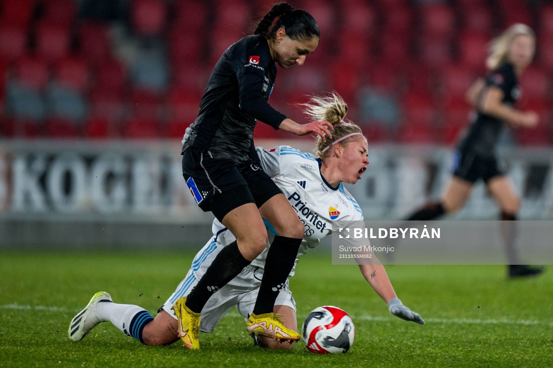 Växjö DFFs Nesrin Akgun och Djurgårdens Therese Åsland