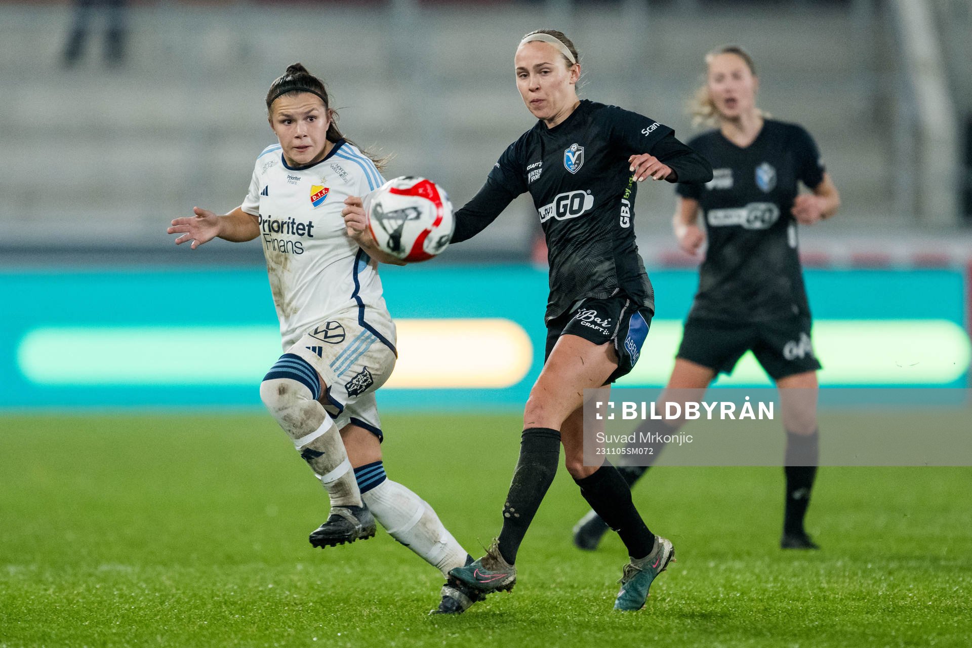 Djurgårdens Alexsandra Lobanova och Växjö DFFs Larkin Russel under fotbollsmatchen i Damallsvenskan mellan Växjö DFF och Djurgården den 5 november 2023 i Växjö.