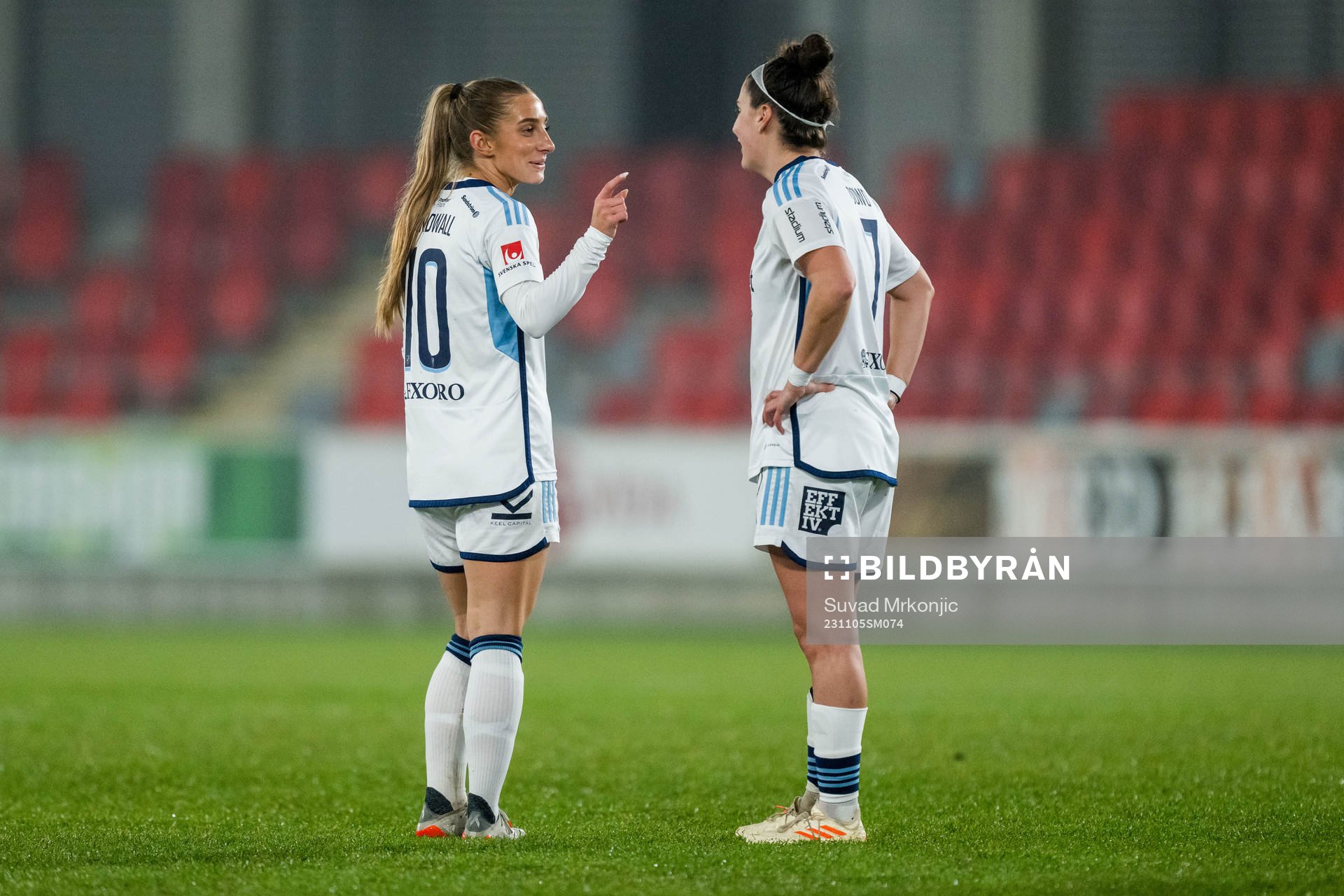 Djurgårdens Tilde Lindwall och Hayley Dowd deppar