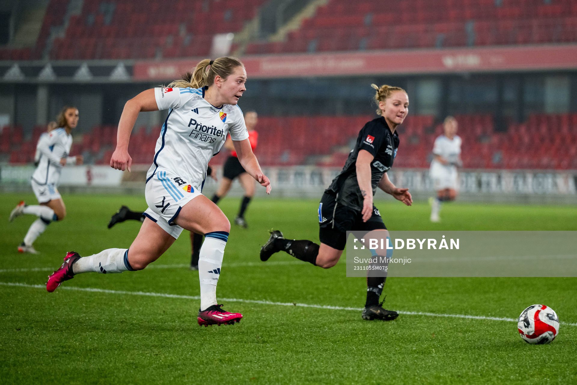 Djurgårdens Alice Bergström och Växjö DFFs Sophia