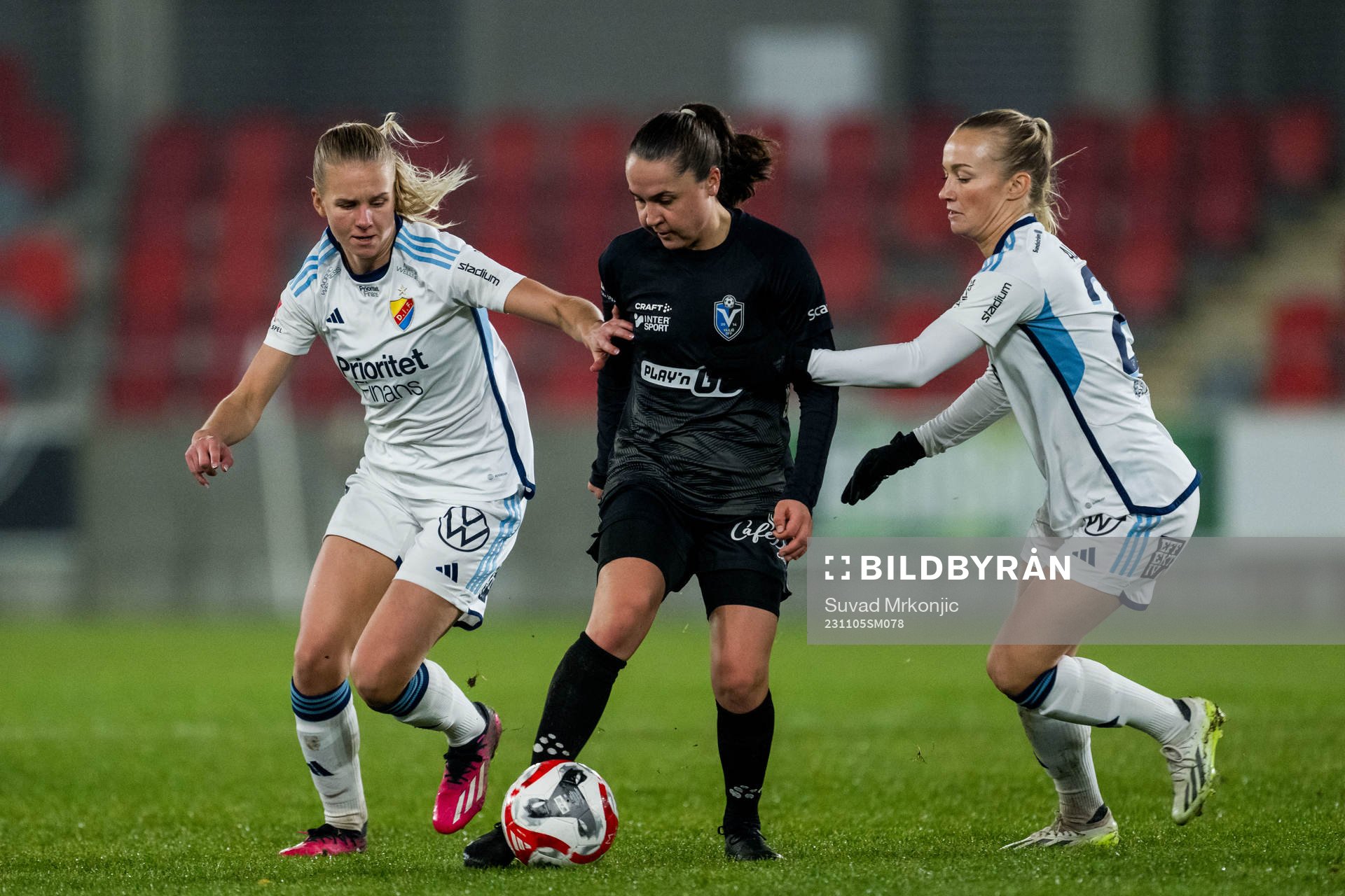 Djurgårdens Nellie Lilja och Växjö DFFs Heidi Elisabeth