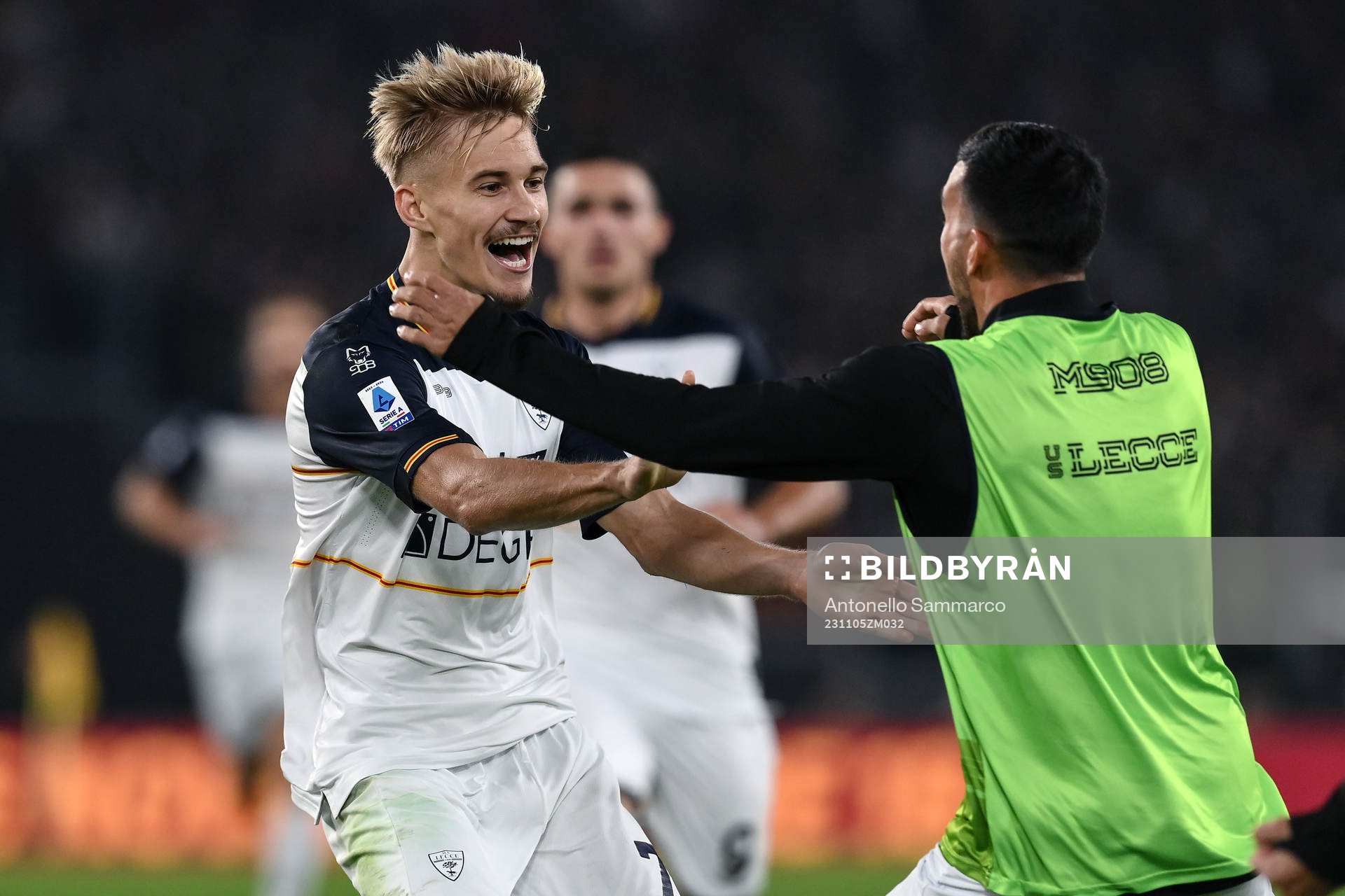 Lecces Pontus Almqvist jublar efter att ha gjort mål under fotbollsmatchen i Serie A mellan Roma och Lecce den 5 november 2023 i Rom. 