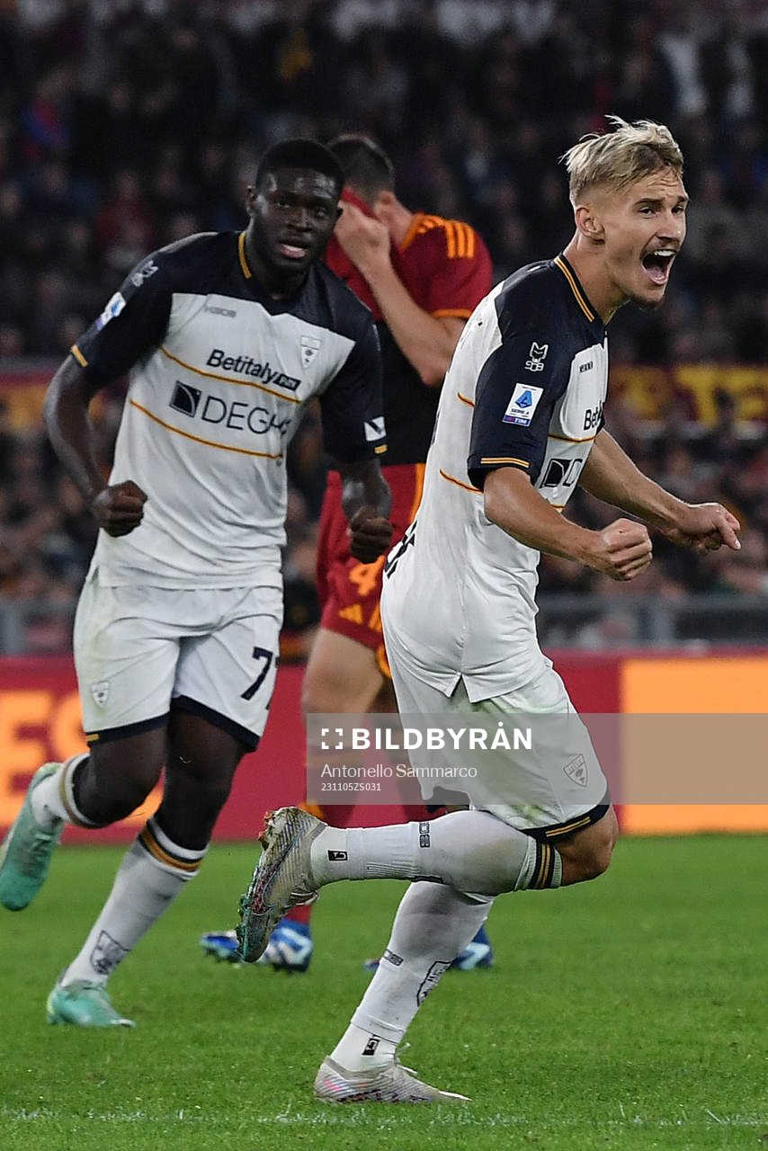 Lecces Pontus Almqvist jublar efter att ha gjort mål under fotbollsmatchen i Serie A mellan Roma och Lecce den 5 november 2023 i Rom. 