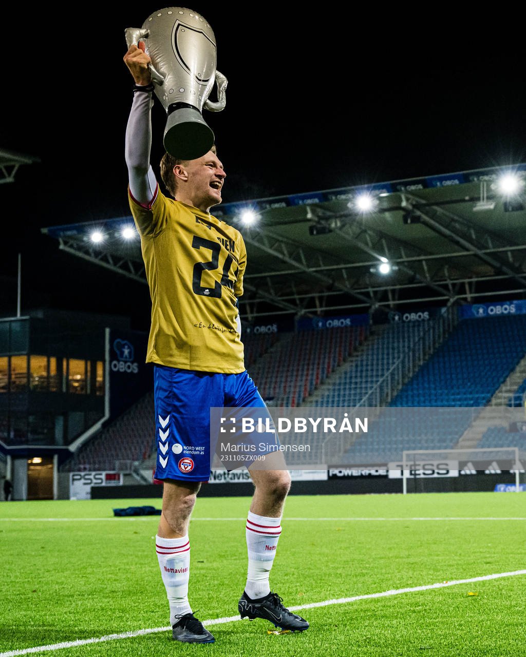 Robin Gravli Rasch of KFUM celebrates promotion to the