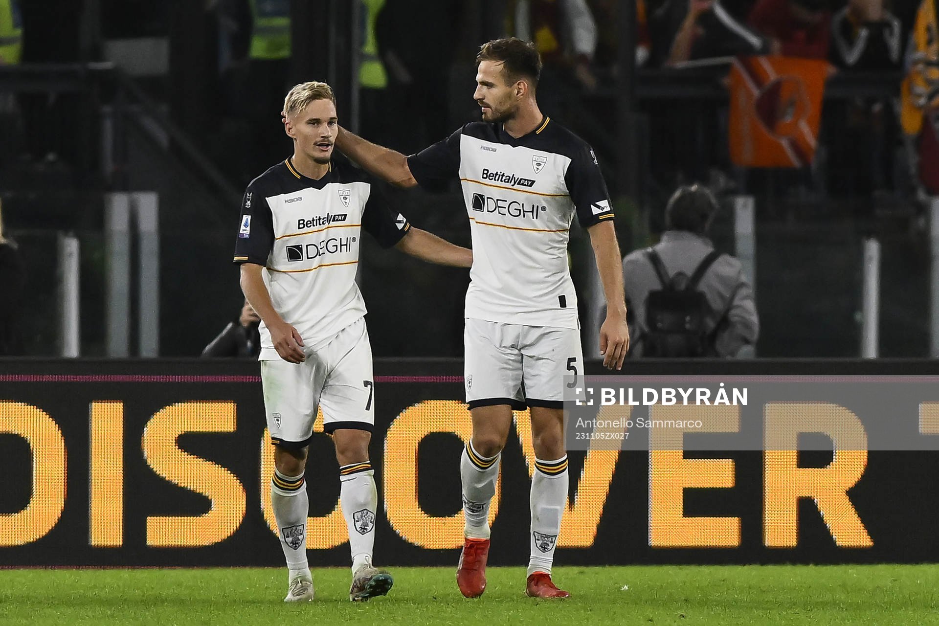 Lecces Pontus Almqvist jublar efter att ha gjort mål under fotbollsmatchen i Serie A mellan Roma och Lecce den 5 november 2023 i Rom. 