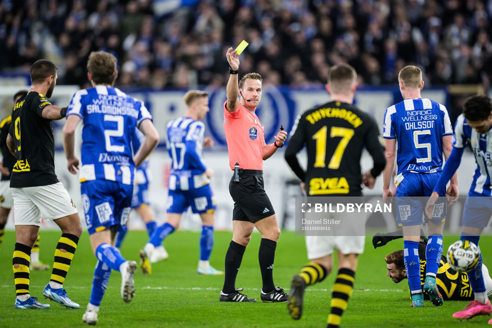 IFK Göteborgs Sebastian Ohlsson tilldelas en varning av