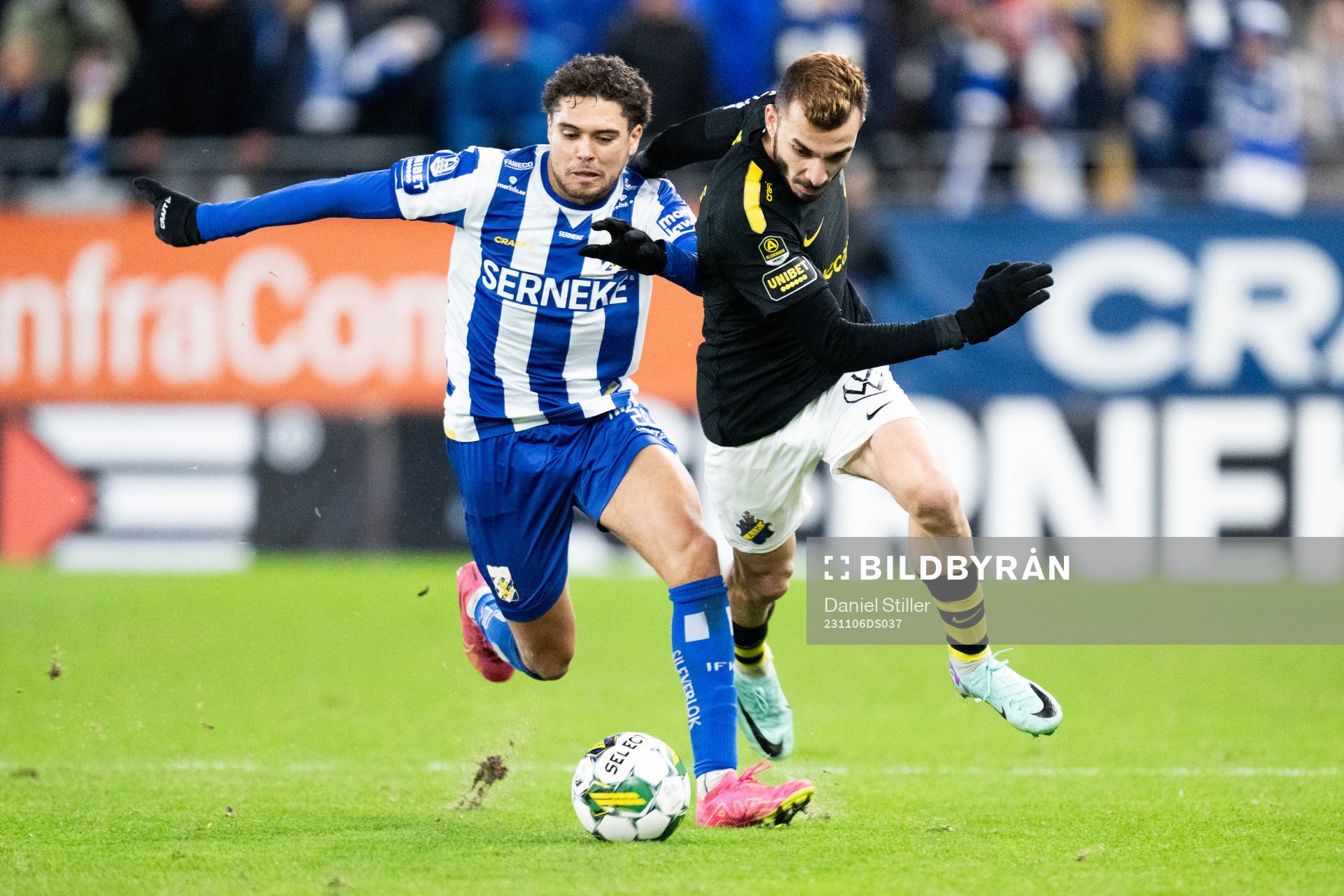 IFK Göteborgs Thomas Santos och AIKs Ioannis Pittas under fotbollsmatchen i Allsvenskan mellan IFK Göteborg och AIK den 6 november 2023 i Göteborg.