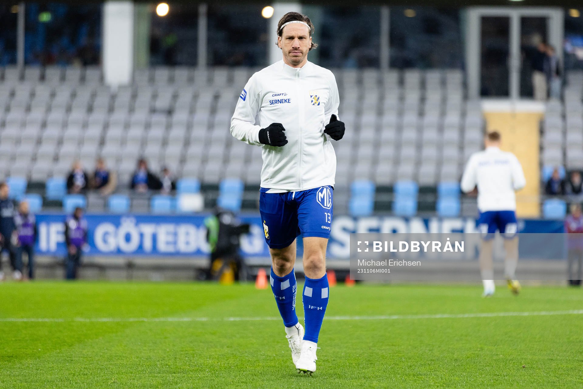 IFK Göteborgs Gustav Svensson värmer upp innan