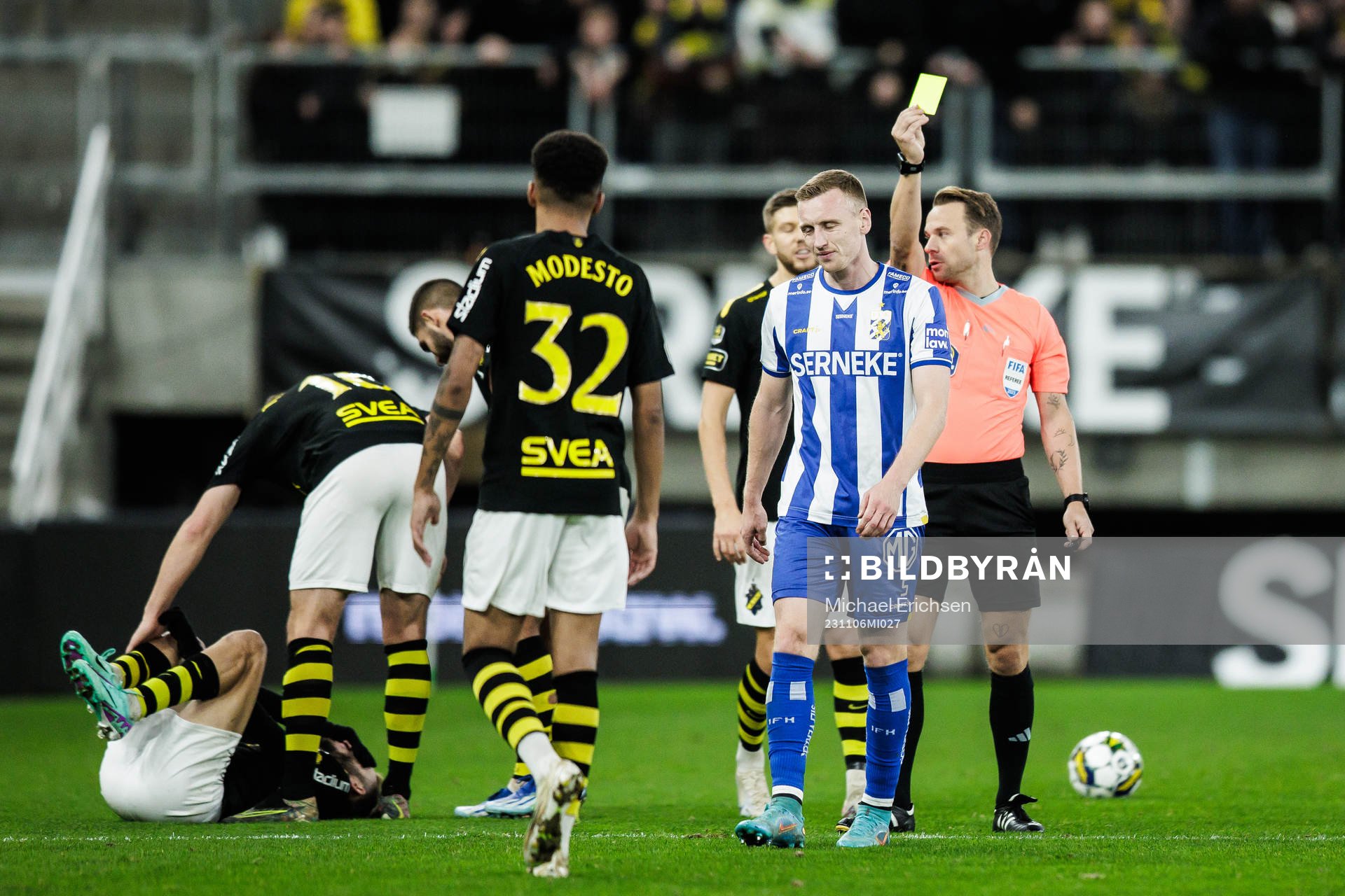 IFK Göteborgs Sebastian Ohlsson tilldelas en varning av