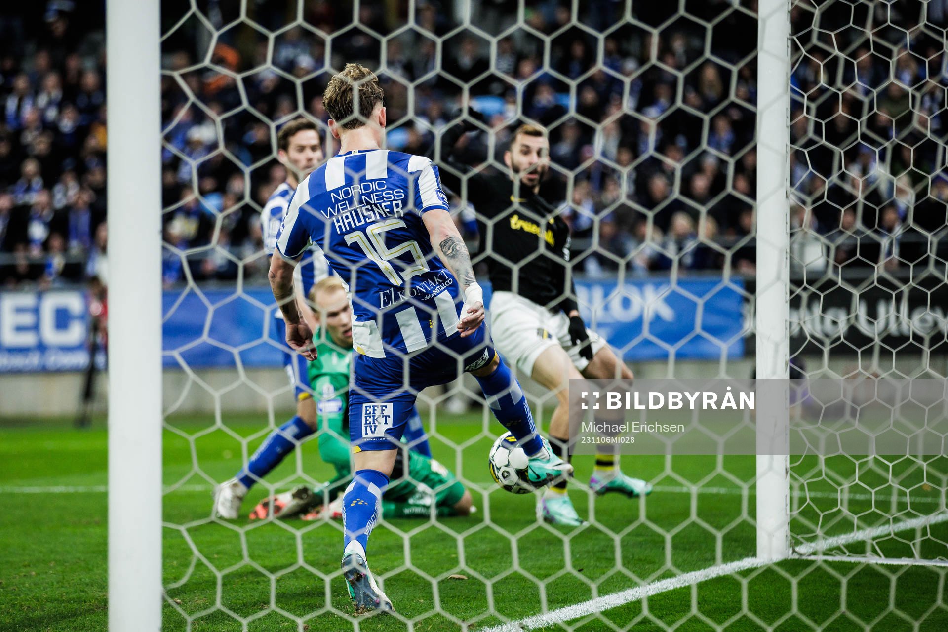 IFK Göteborgs Sebastian Hausner som räddar boll framför